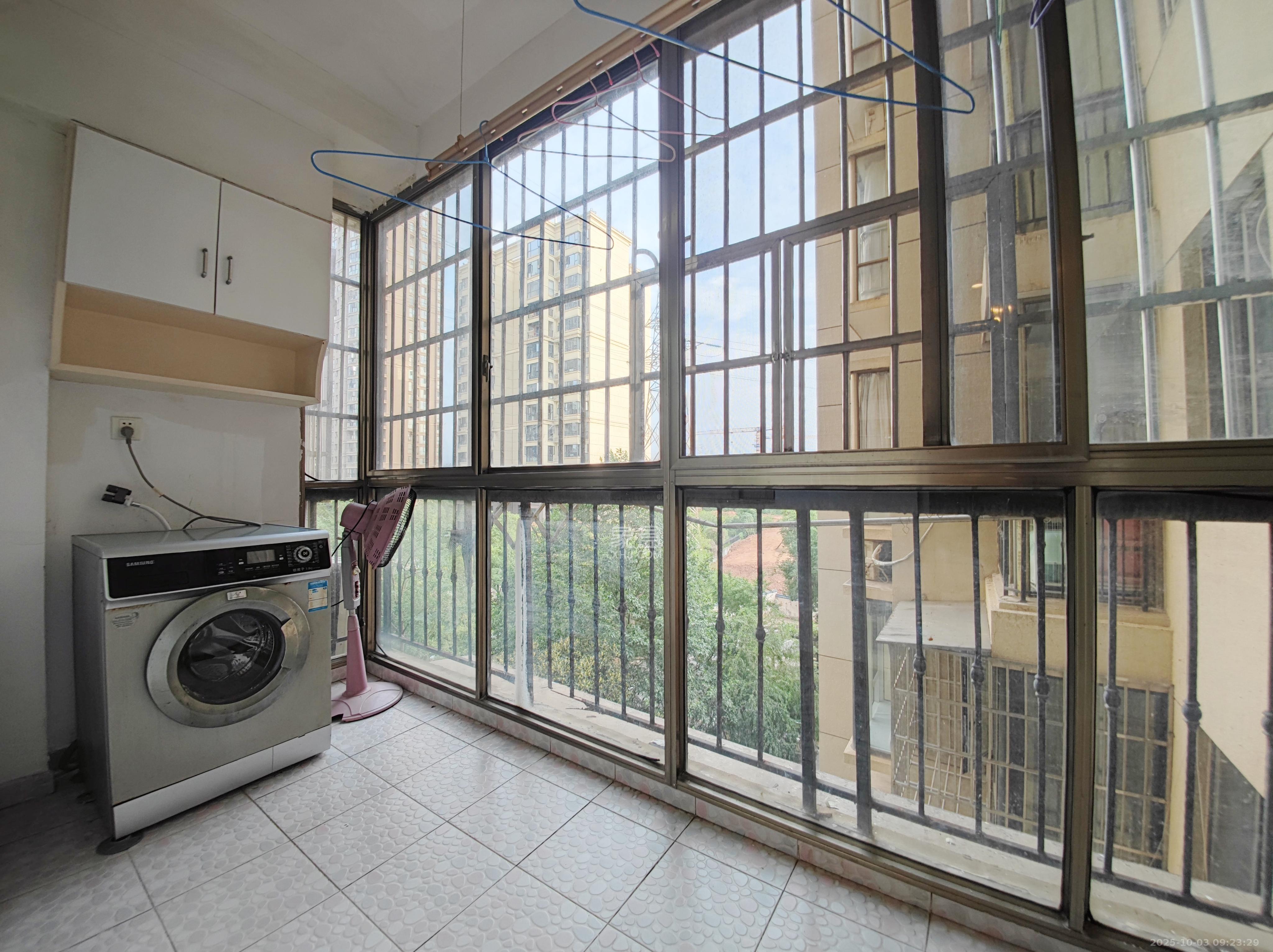 金色比华利 1室2厅1卫 2300.0元/月 金色比华利 1室2厅1卫 2300.0元/月室内图