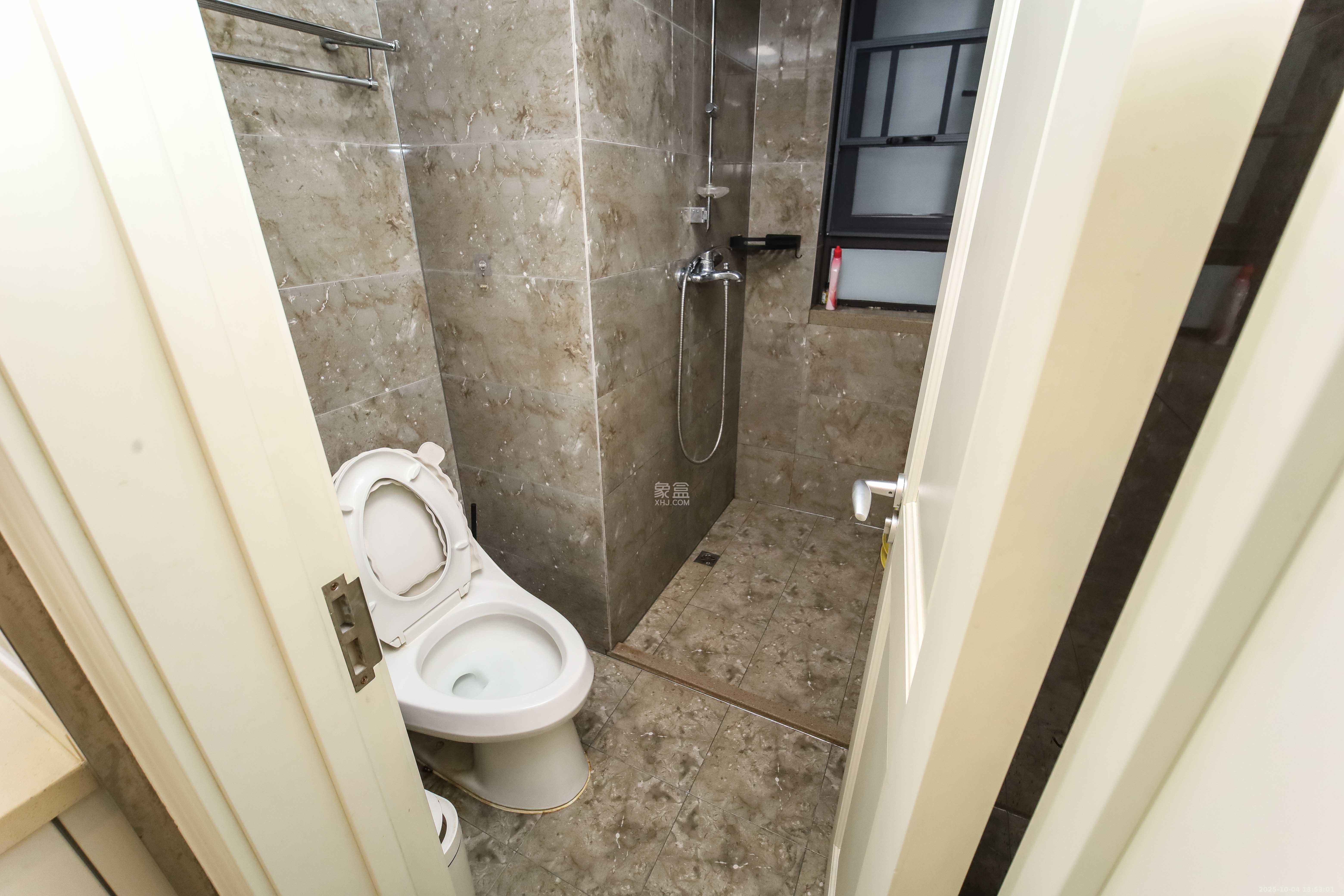 万科金域蓝湾  3室2厅2卫    130.0万卫生间