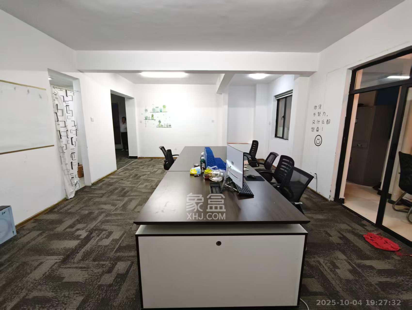 湘腾城市广场 3室2厅1卫 4200.0元/月 湘腾城市广场 3室2厅1卫 4200.0元/月室内图