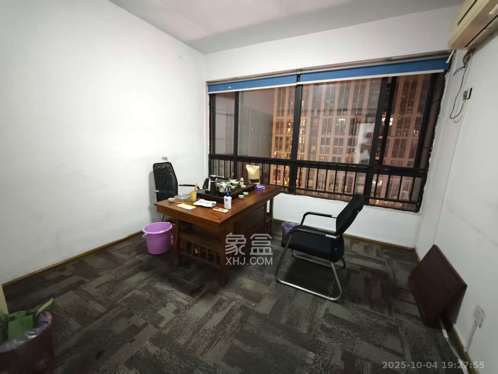 湘腾城市广场 3室2厅1卫 4200.0元/月 湘腾城市广场 3室2厅1卫 4200.0元/月室内图