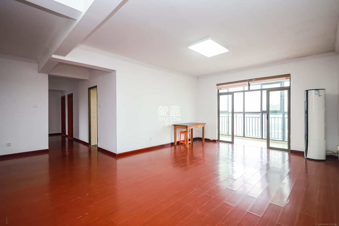 阳光晶城 4室2厅2卫 118.0万 阳光晶城 4室2厅2卫 118.0万客厅