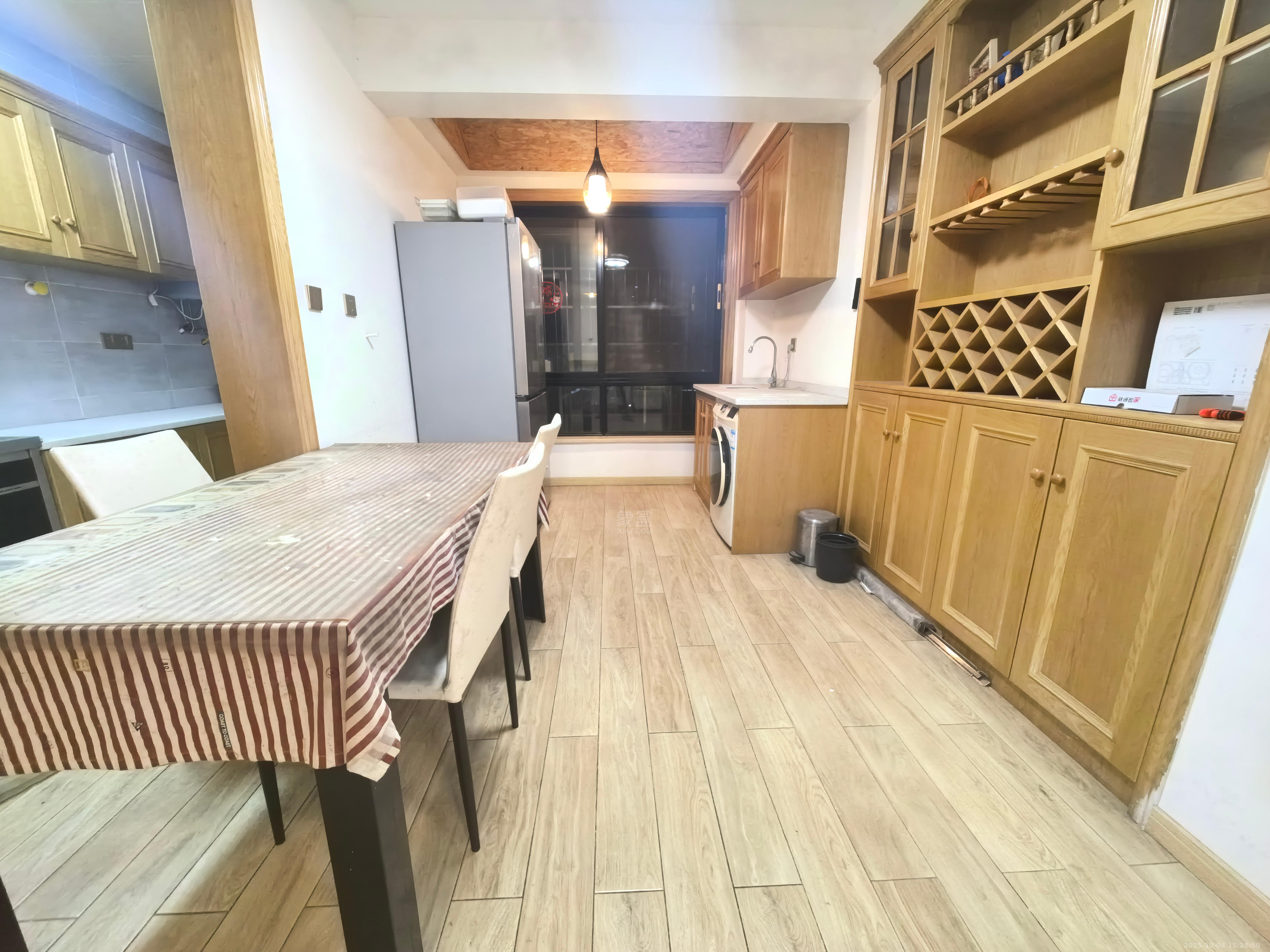 莱茵小镇 3室2厅2卫 1800.0元/月 莱茵小镇 3室2厅2卫 1800.0元/月室内图