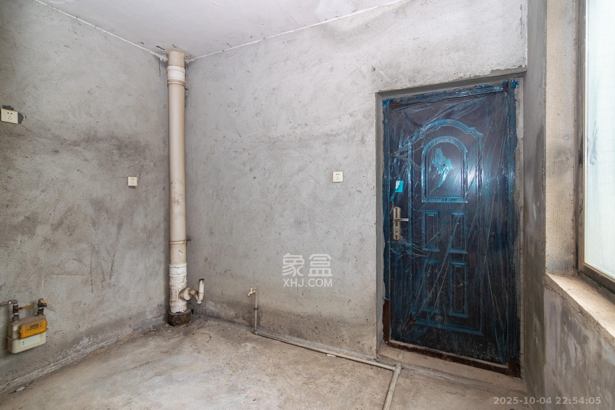 中鼎江岸花城  4室2厅2卫    68.0万 中鼎江岸花城  4室2厅2卫    68.0万厨房