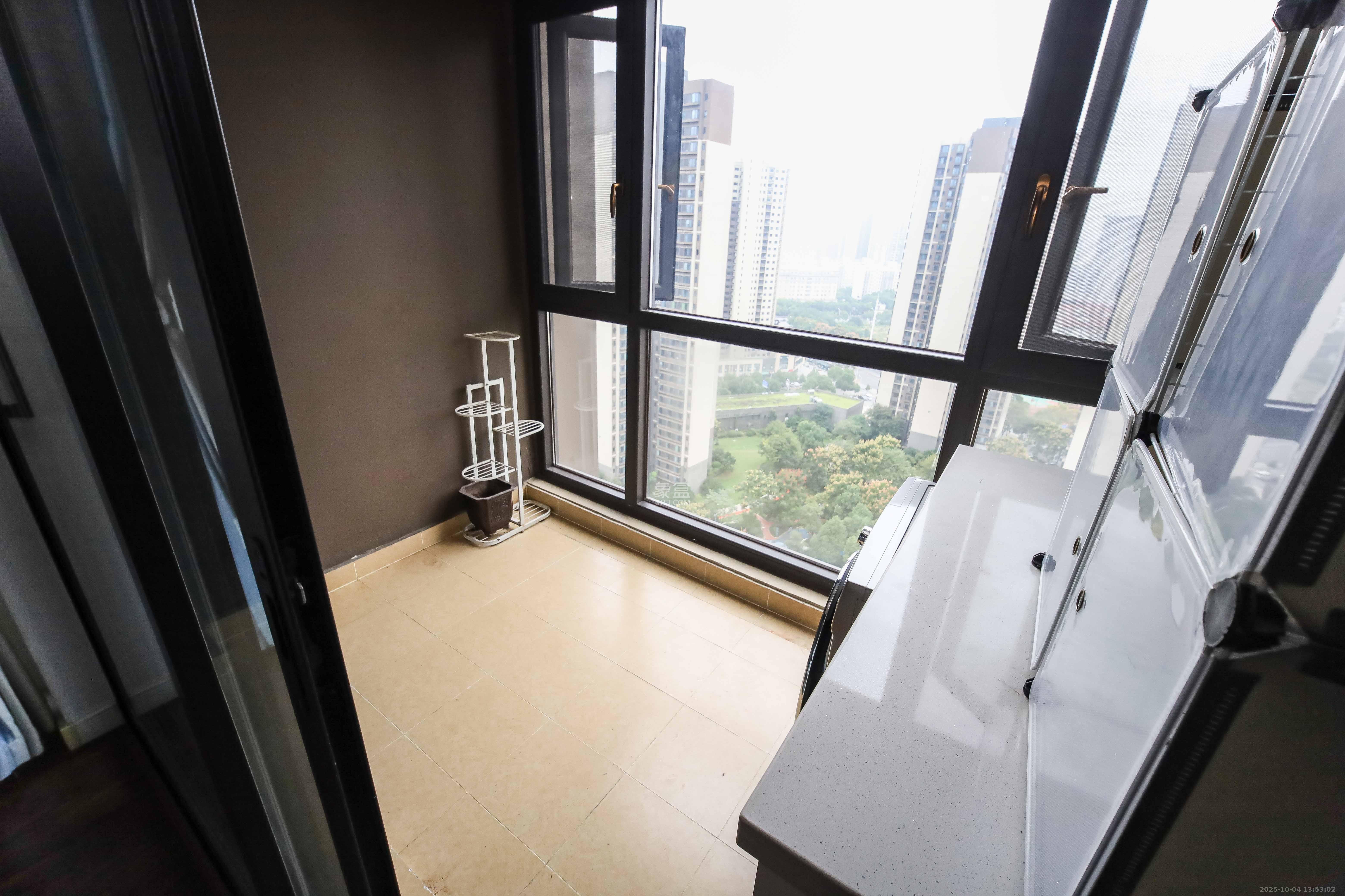 万科金域蓝湾  3室2厅2卫    130.0万阳台