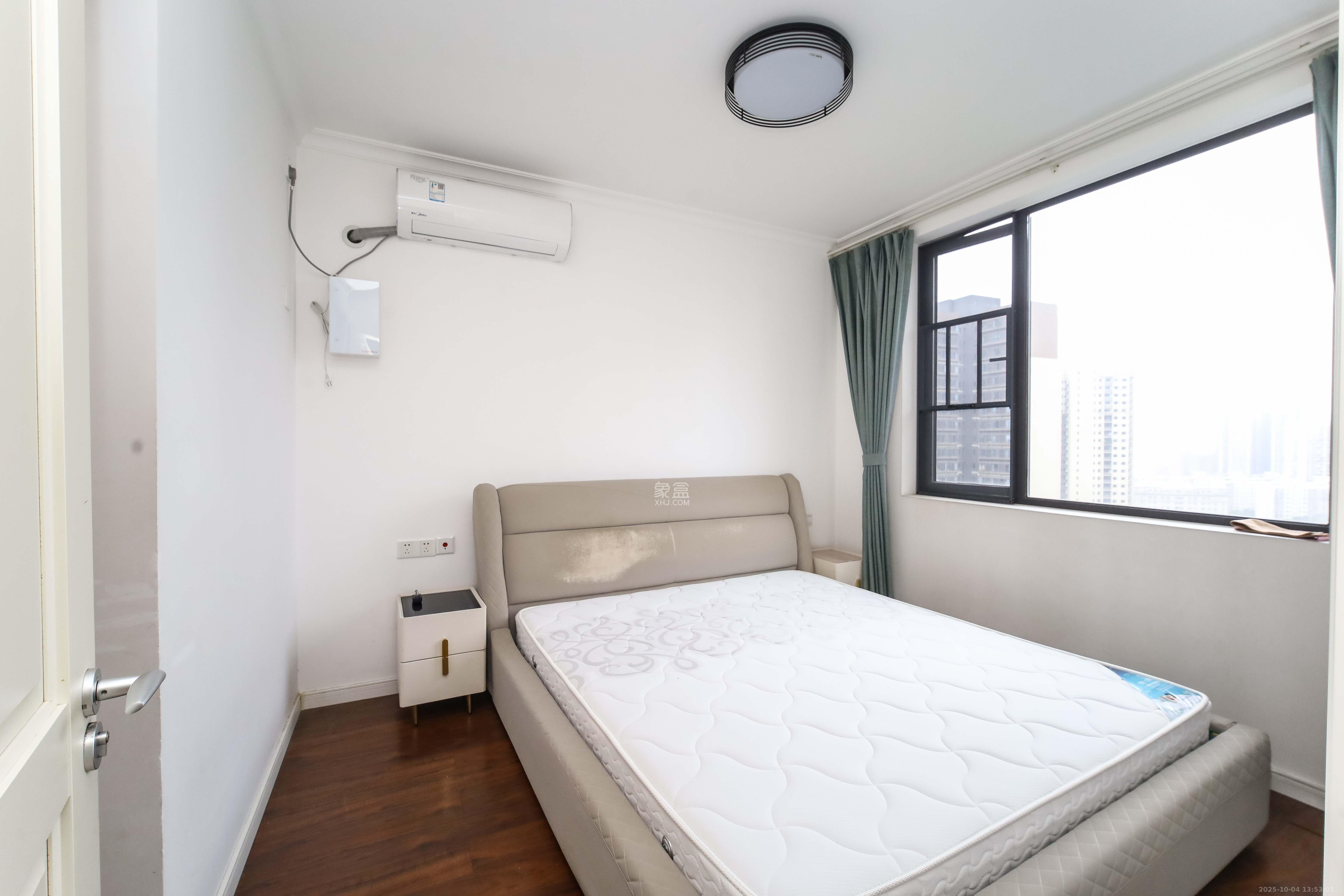 万科金域蓝湾  3室2厅2卫    130.0万卧室