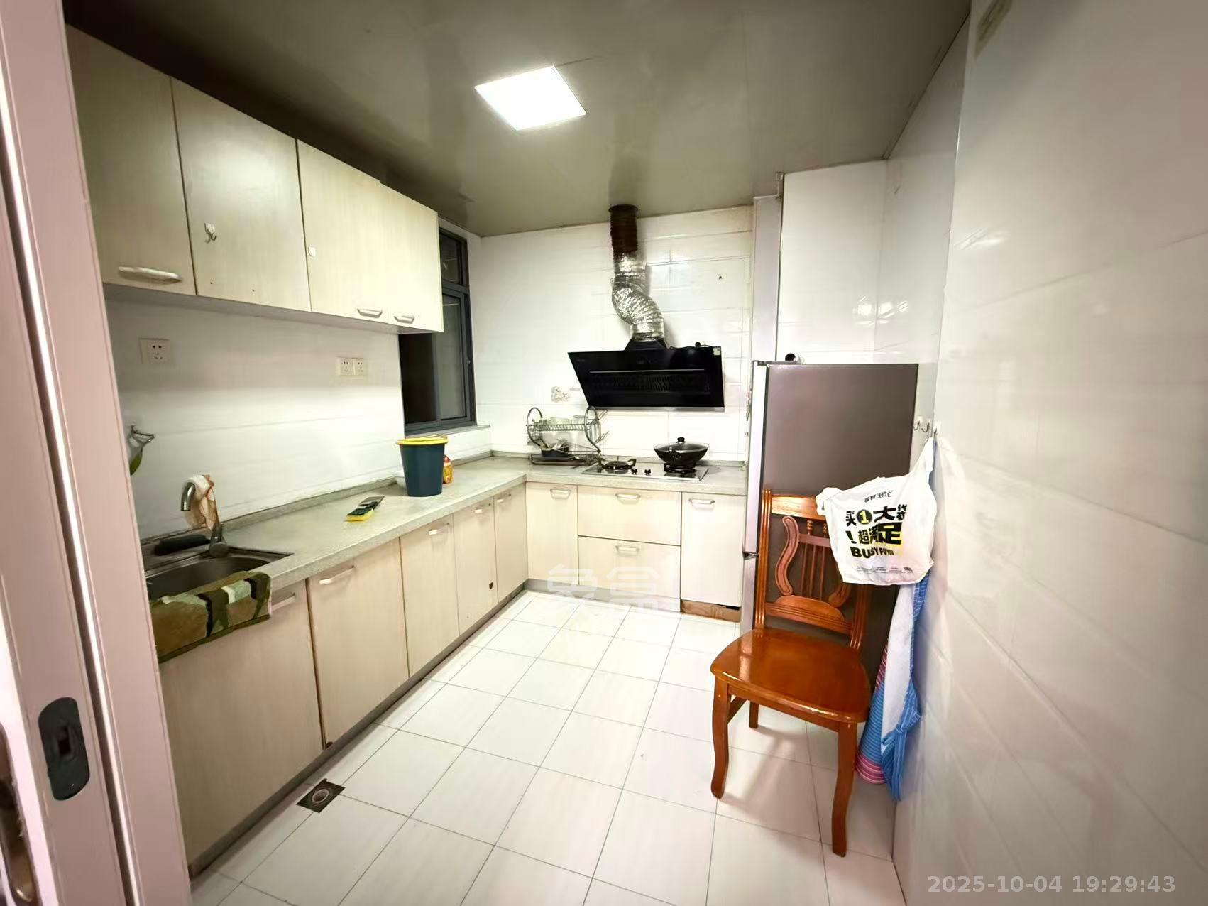 巢之恋 2室2厅1卫 1600.0元/月 巢之恋 2室2厅1卫 1600.0元/月室内图