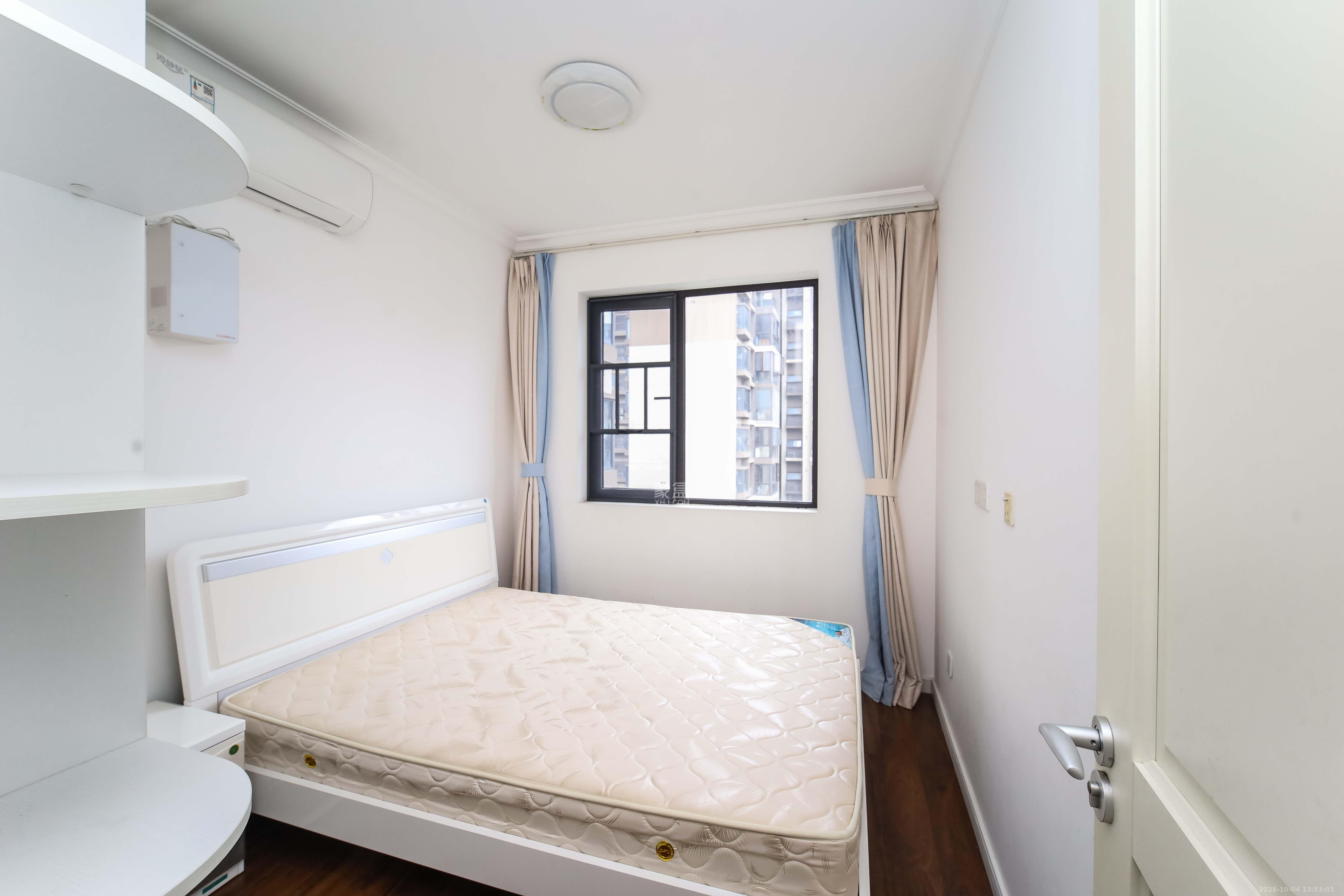 万科金域蓝湾  3室2厅2卫    130.0万卧室