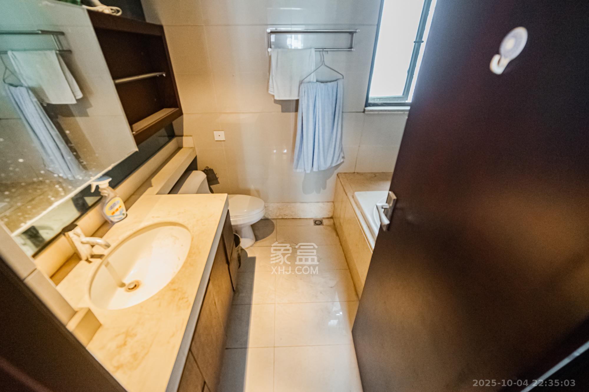 珠江花城二期扶水岸 3室1厅2卫 86.0万 珠江花城二期扶水岸 3室1厅2卫 86.0万卫生间