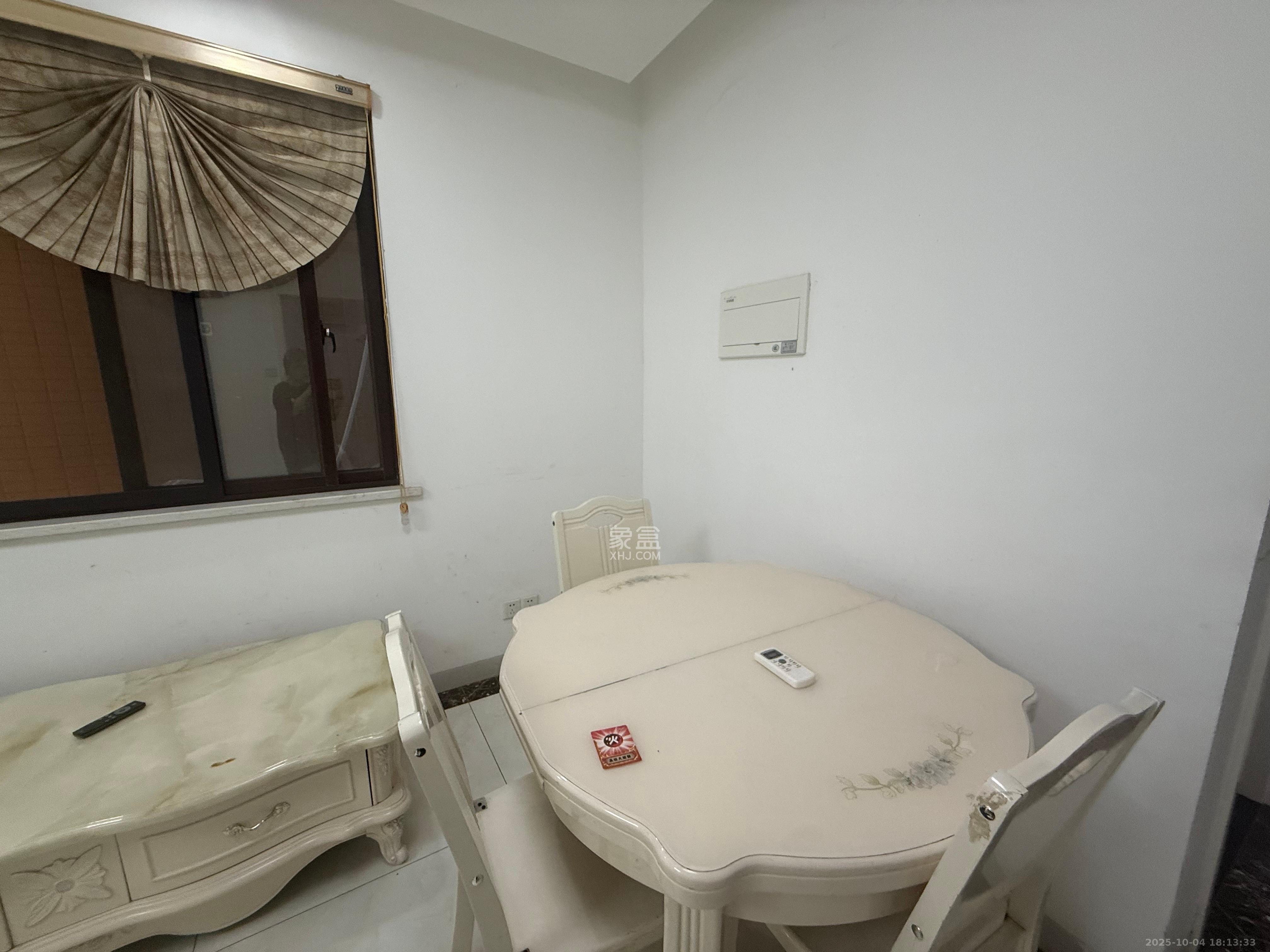 欧莱雅郡  1室2厅1卫    2000.0元/月 欧莱雅郡  1室2厅1卫    2000.0元/月室内图