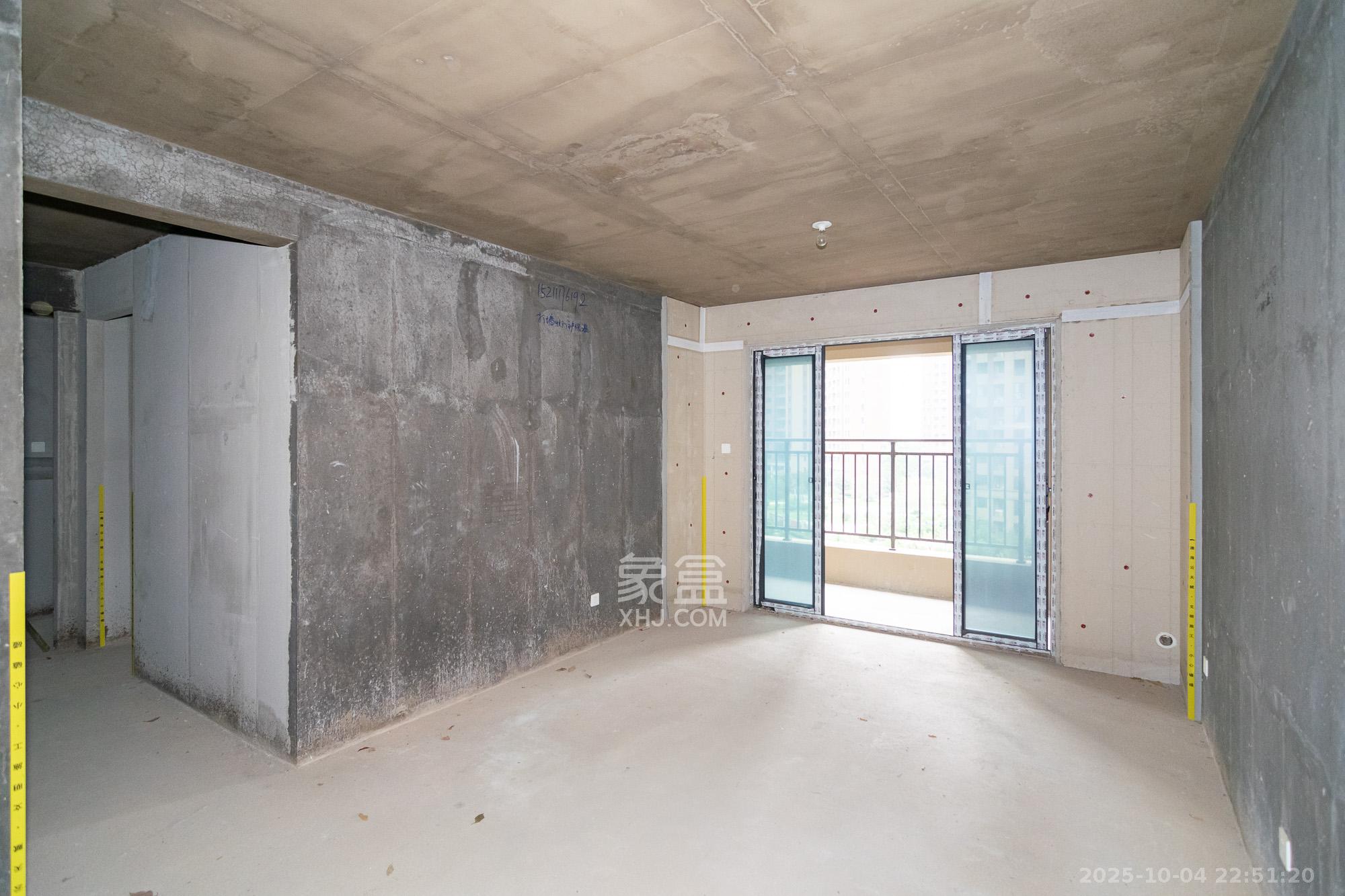 澳海云天赋  3室2厅2卫    63.0万客厅