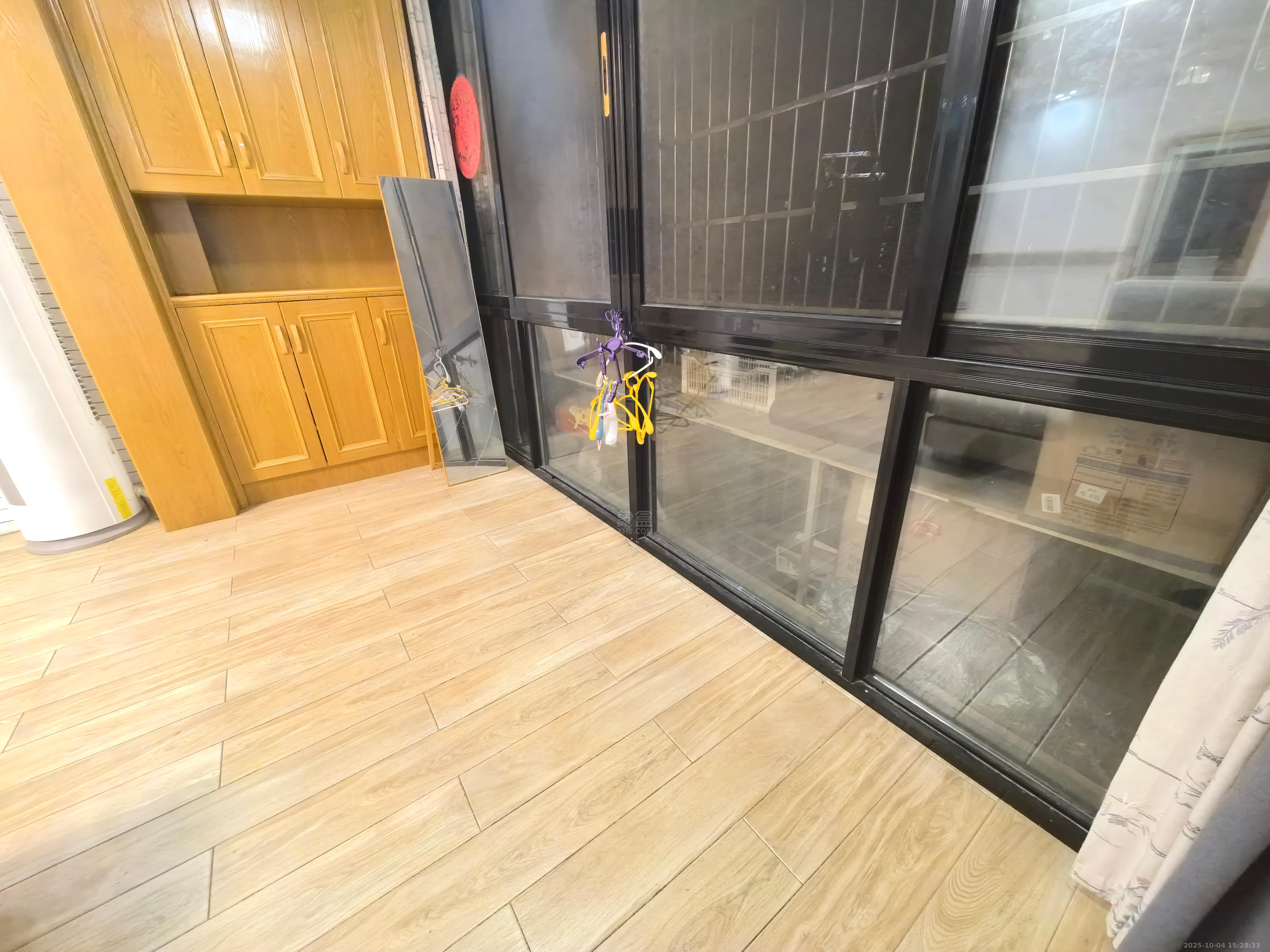 莱茵小镇 3室2厅2卫 1800.0元/月 莱茵小镇 3室2厅2卫 1800.0元/月室内图