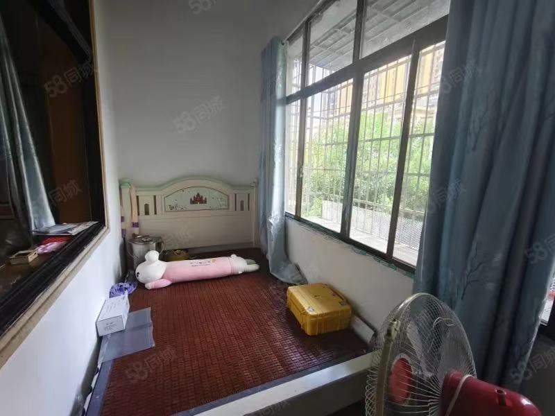 自来水公司家属楼(春檀路) 2室1厅1卫 32.0万 自来水公司家属楼(春檀路) 2室1厅1卫 32.0万客厅