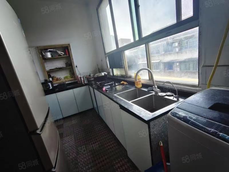 自来水公司家属楼(春檀路) 2室1厅1卫 32.0万 自来水公司家属楼(春檀路) 2室1厅1卫 32.0万客厅