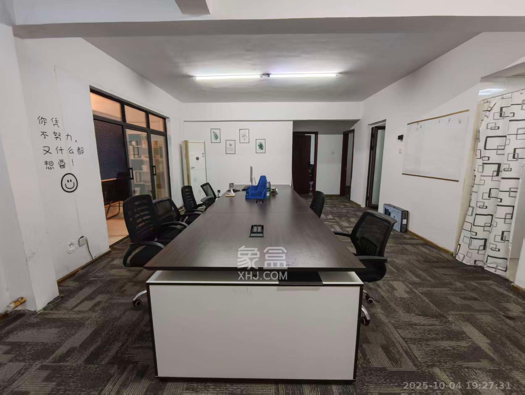 湘腾城市广场 3室2厅1卫 4200.0元/月 湘腾城市广场 3室2厅1卫 4200.0元/月室内图