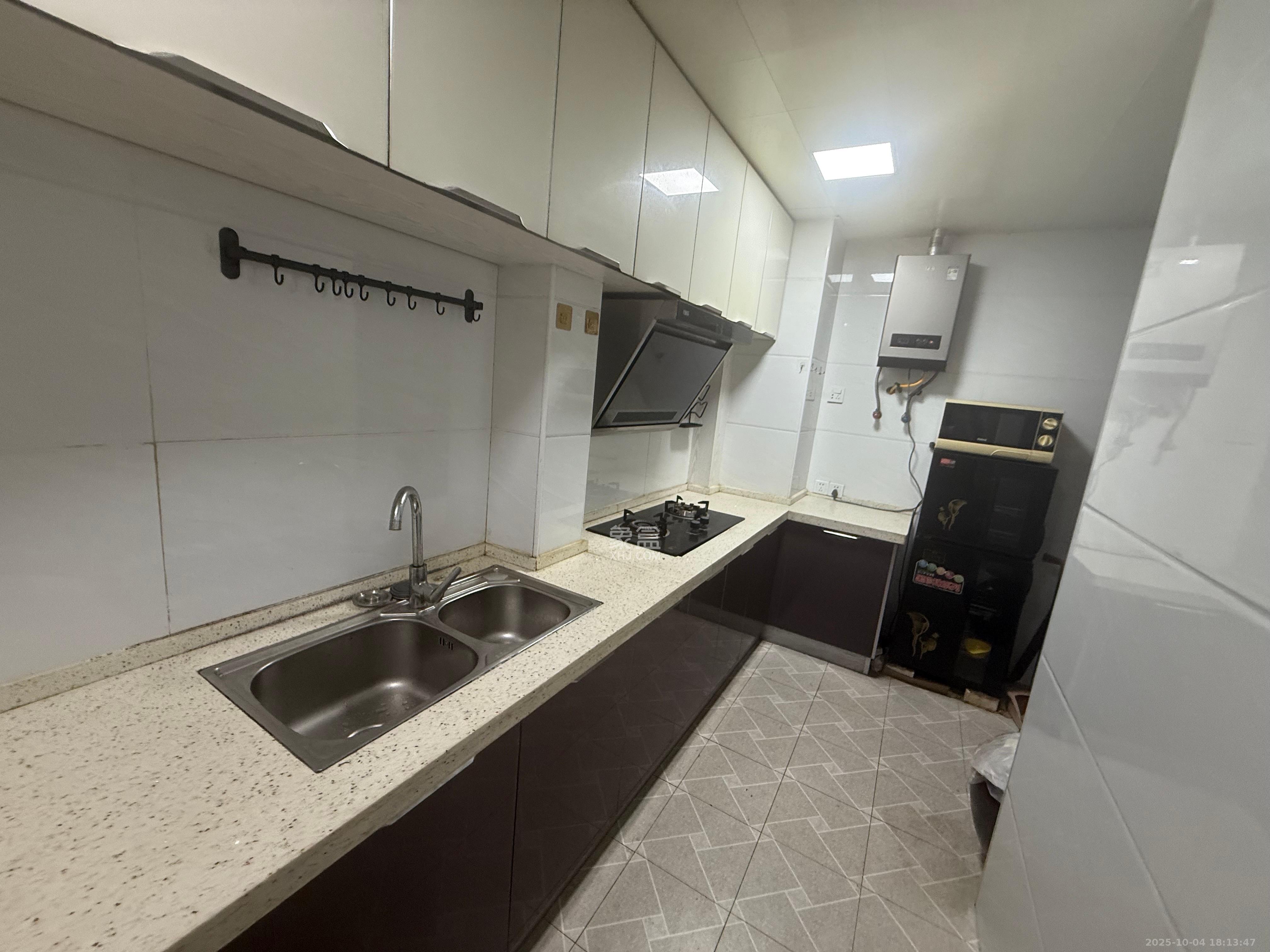 欧莱雅郡  1室2厅1卫    2000.0元/月室内图