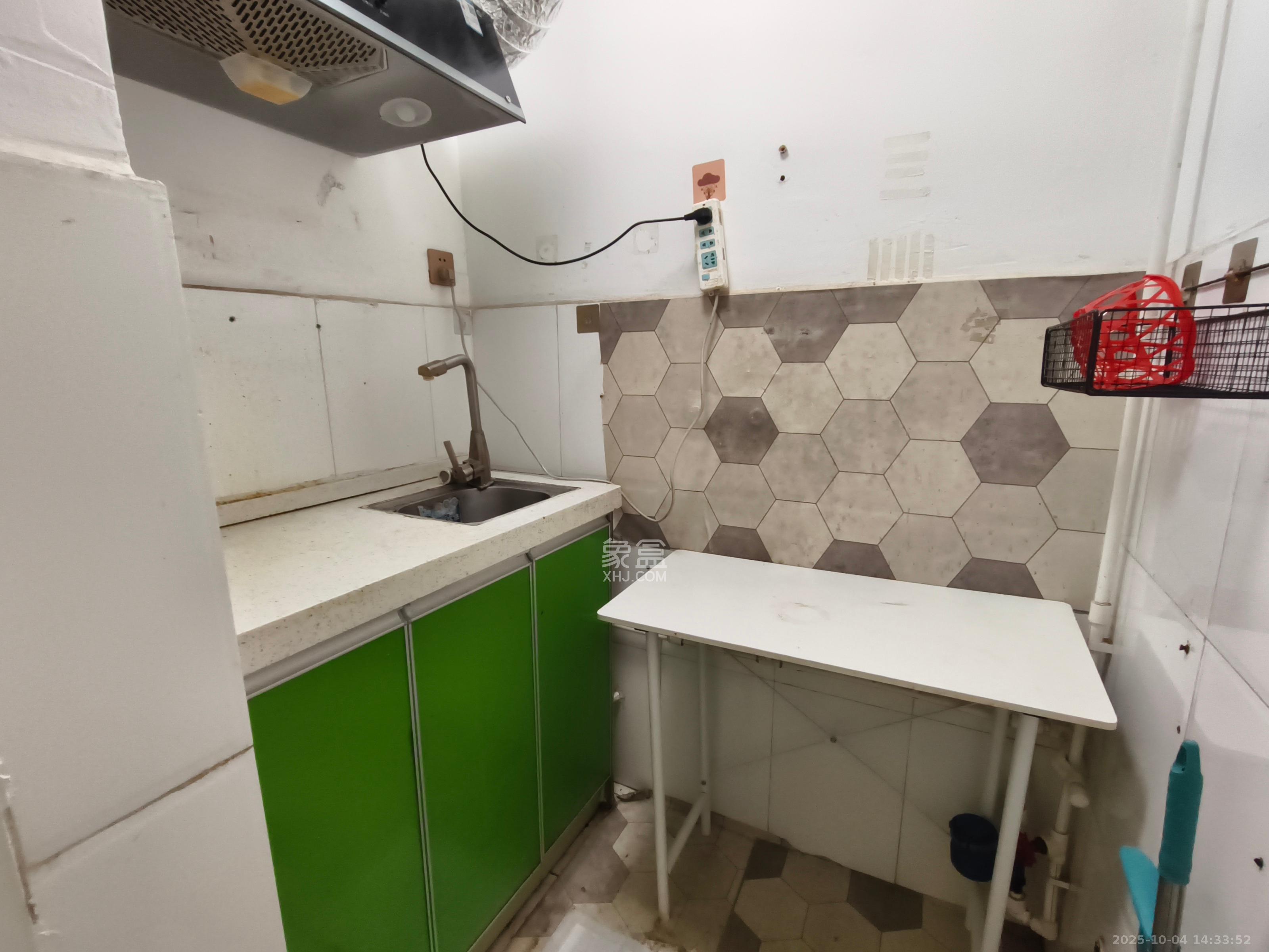 红旗综合安置楼  1室1厅1卫    1300.0元/月 红旗综合安置楼  1室1厅1卫    1300.0元/月室内图