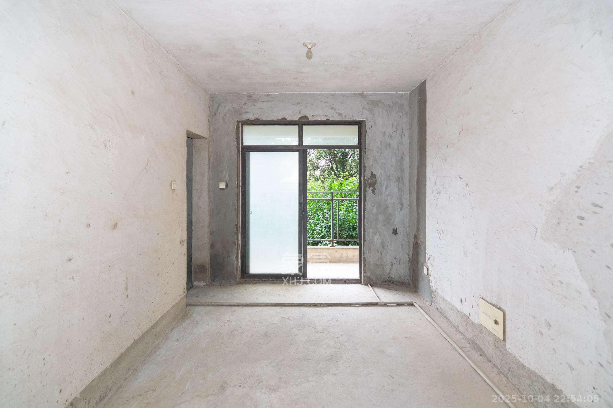 中鼎江岸花城  4室2厅2卫    68.0万 中鼎江岸花城  4室2厅2卫    68.0万客厅