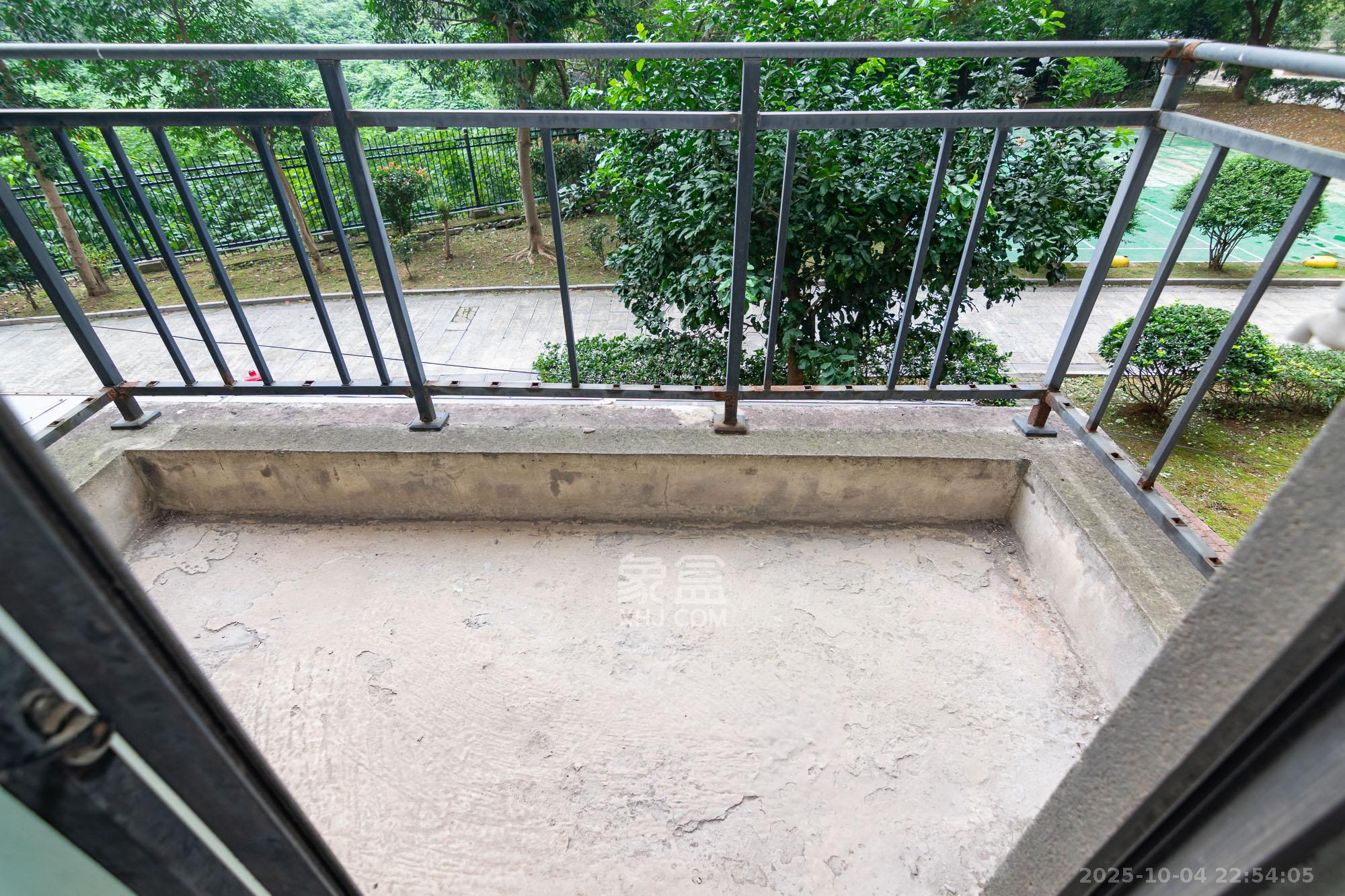 中鼎江岸花城  4室2厅2卫    68.0万 中鼎江岸花城  4室2厅2卫    68.0万阳台