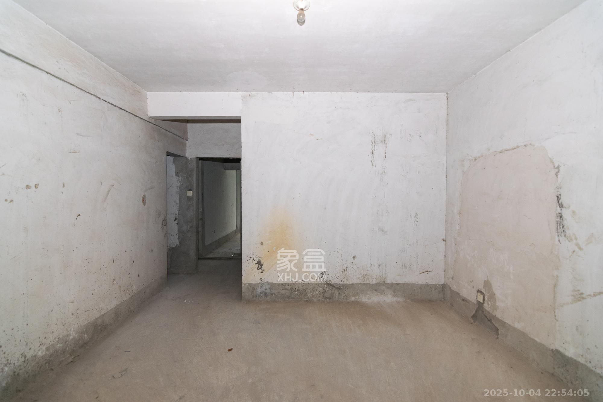 中鼎江岸花城  4室2厅2卫    68.0万 中鼎江岸花城  4室2厅2卫    68.0万卧室