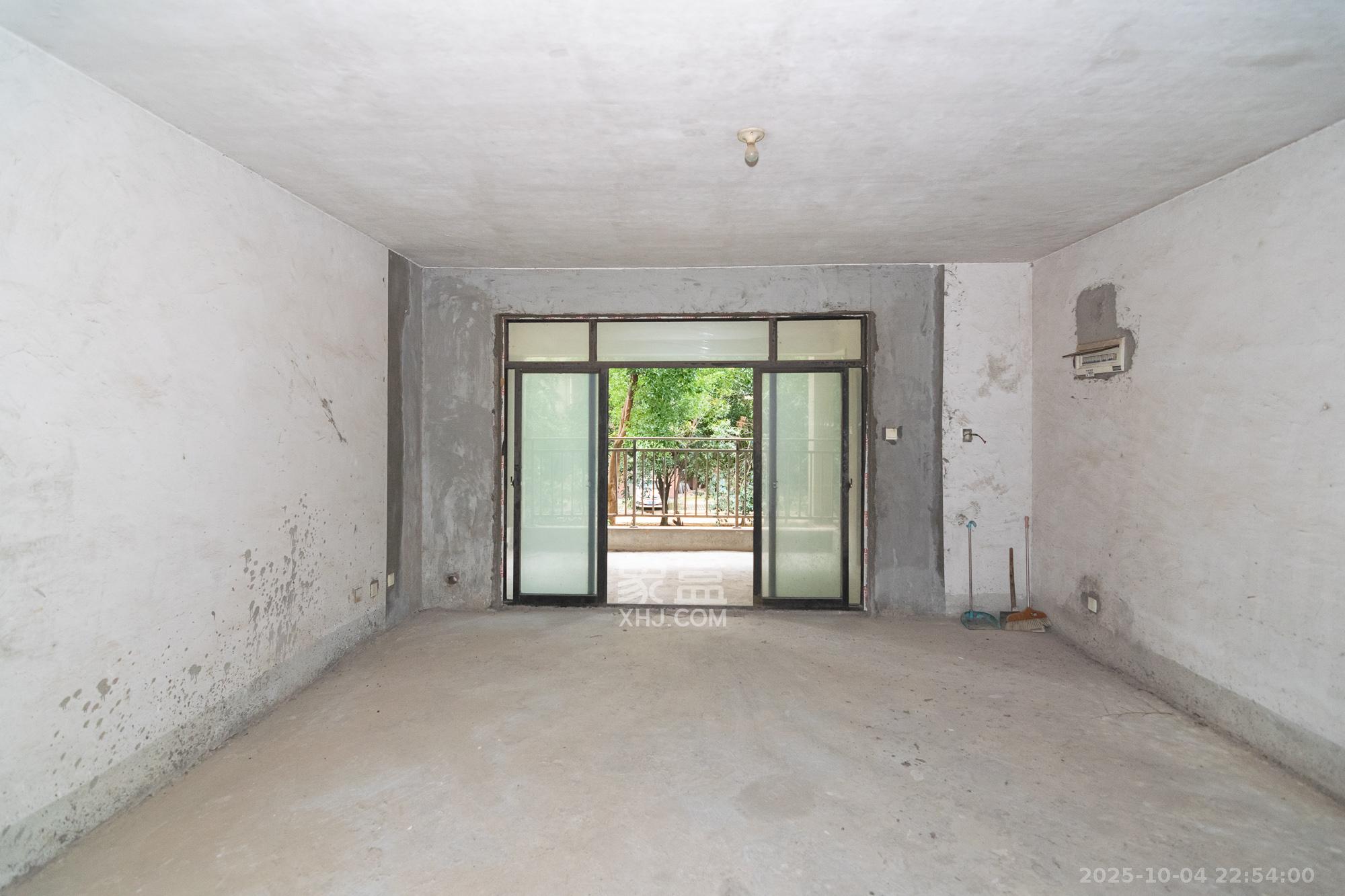 中鼎江岸花城  4室2厅2卫    68.0万 中鼎江岸花城  4室2厅2卫    68.0万客厅