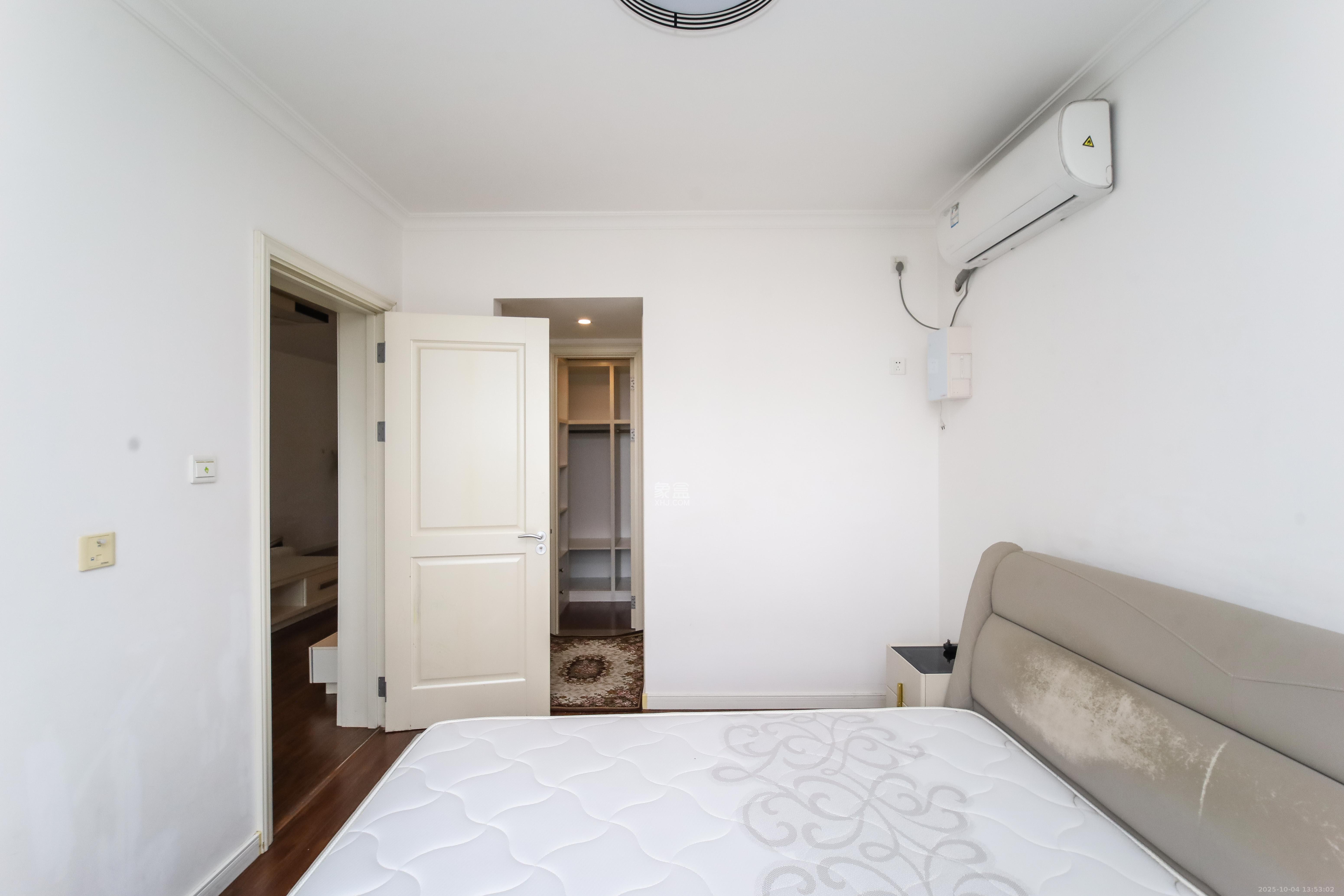 万科金域蓝湾  3室2厅2卫    130.0万卧室