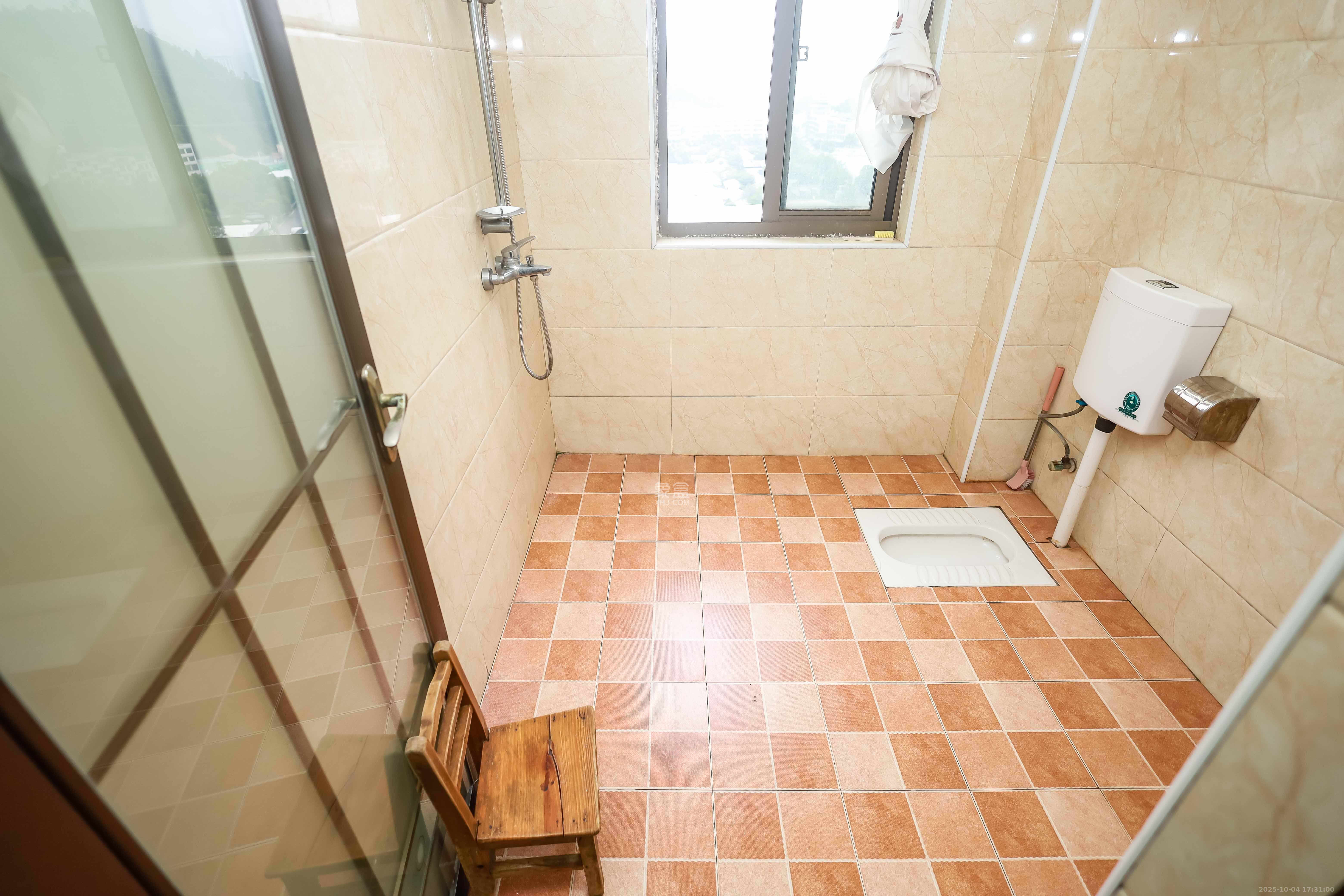 阳光晶城 4室2厅2卫 118.0万 阳光晶城 4室2厅2卫 118.0万卫生间