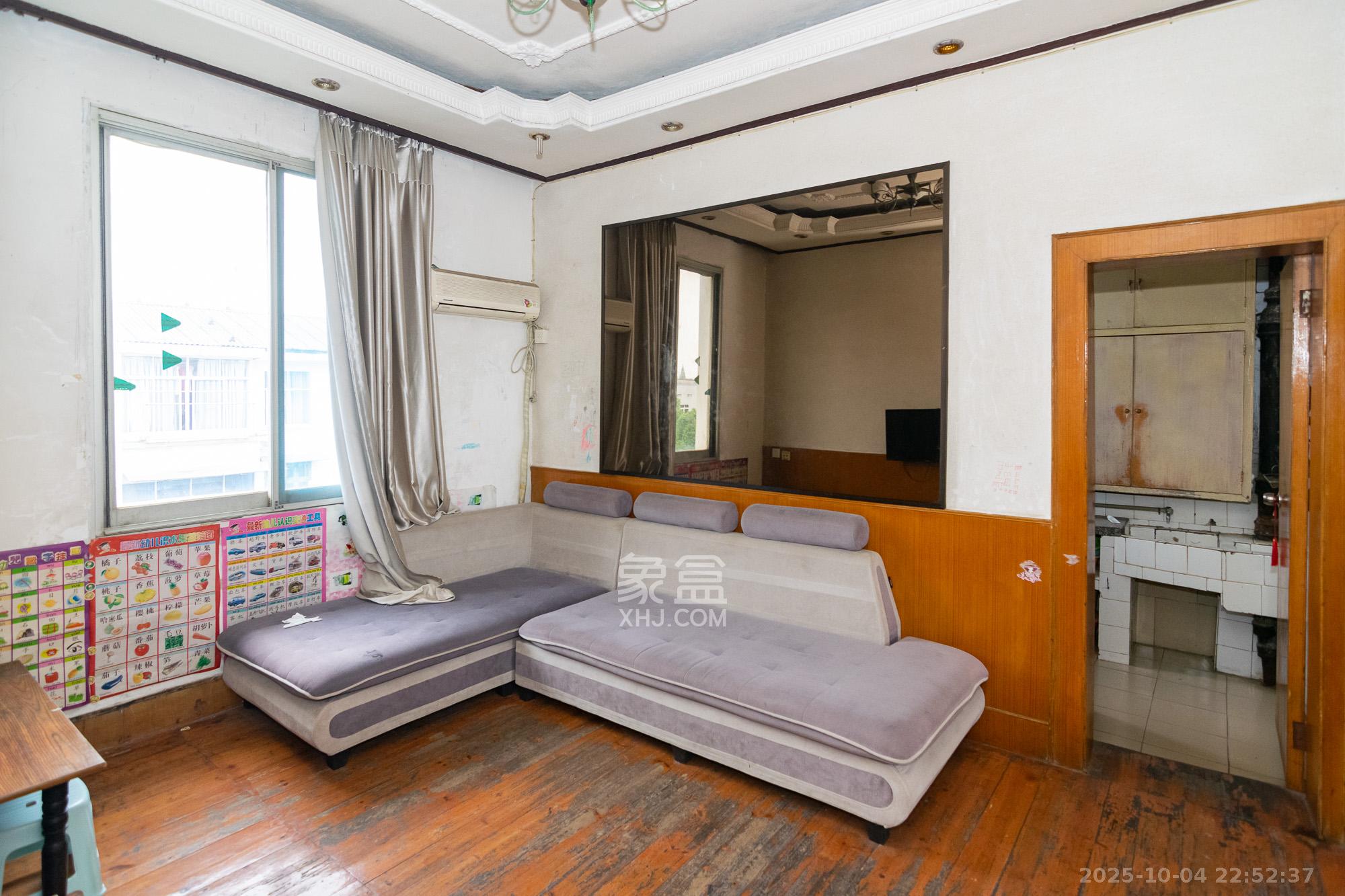 中南村(一二三村) 2室1厅1卫 15.8万 中南村(一二三村) 2室1厅1卫 15.8万客厅