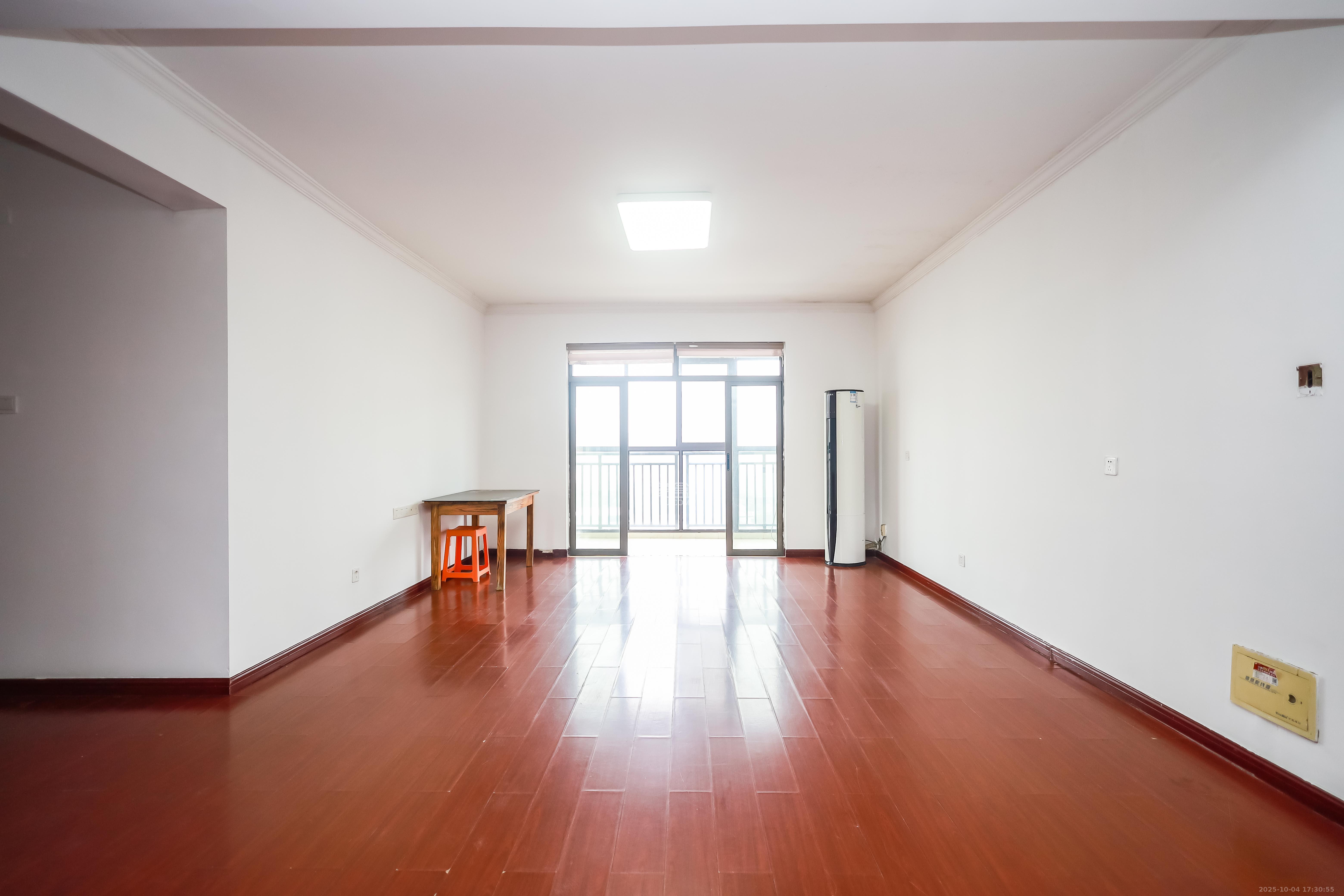 阳光晶城 4室2厅2卫 118.0万 阳光晶城 4室2厅2卫 118.0万客厅