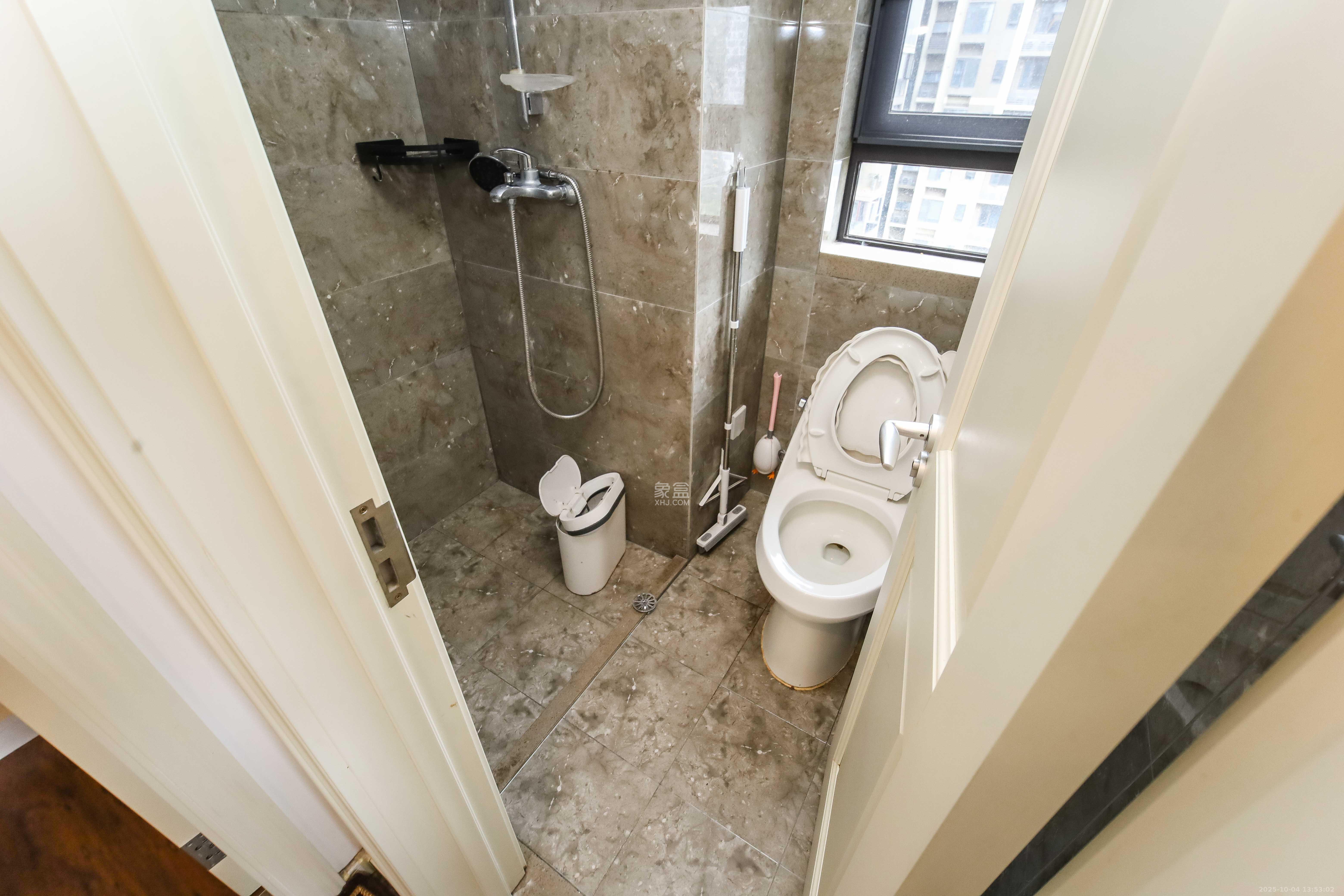 万科金域蓝湾  3室2厅2卫    130.0万卫生间