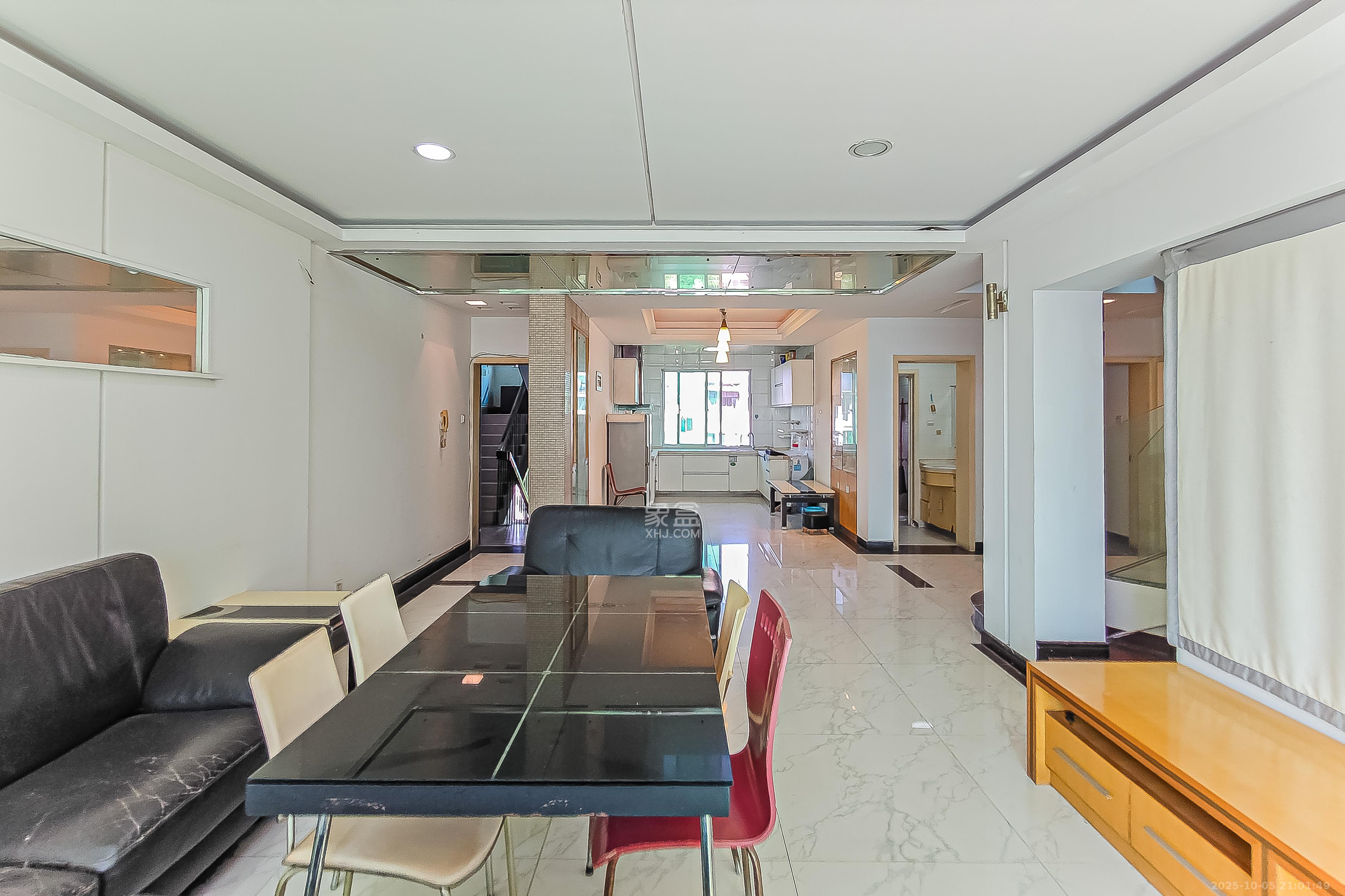 明媚星城 5室2厅2卫 150.0万 明媚星城 5室2厅2卫 150.0万客厅