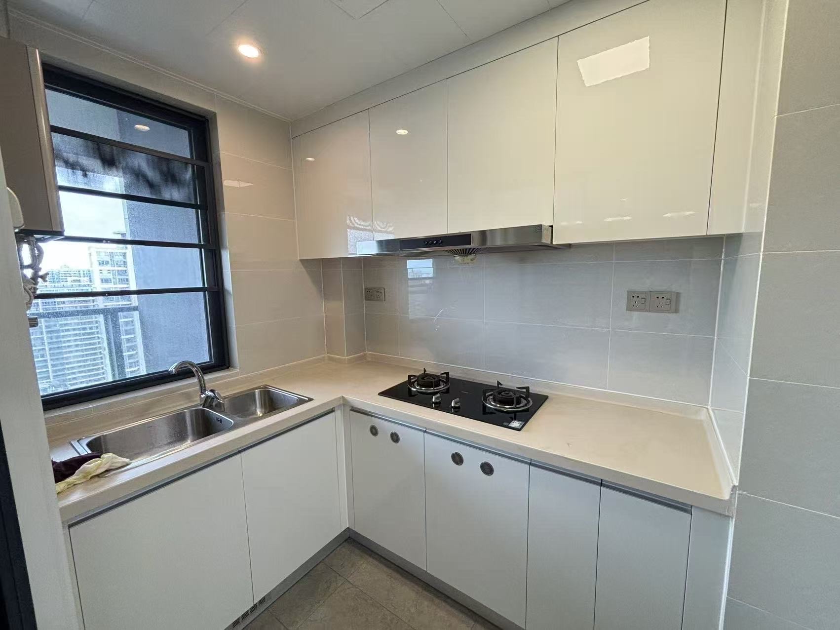 大华锦绣海岸四期  3室2厅2卫    180.0万 大华锦绣海岸四期  3室2厅2卫    180.0万客厅