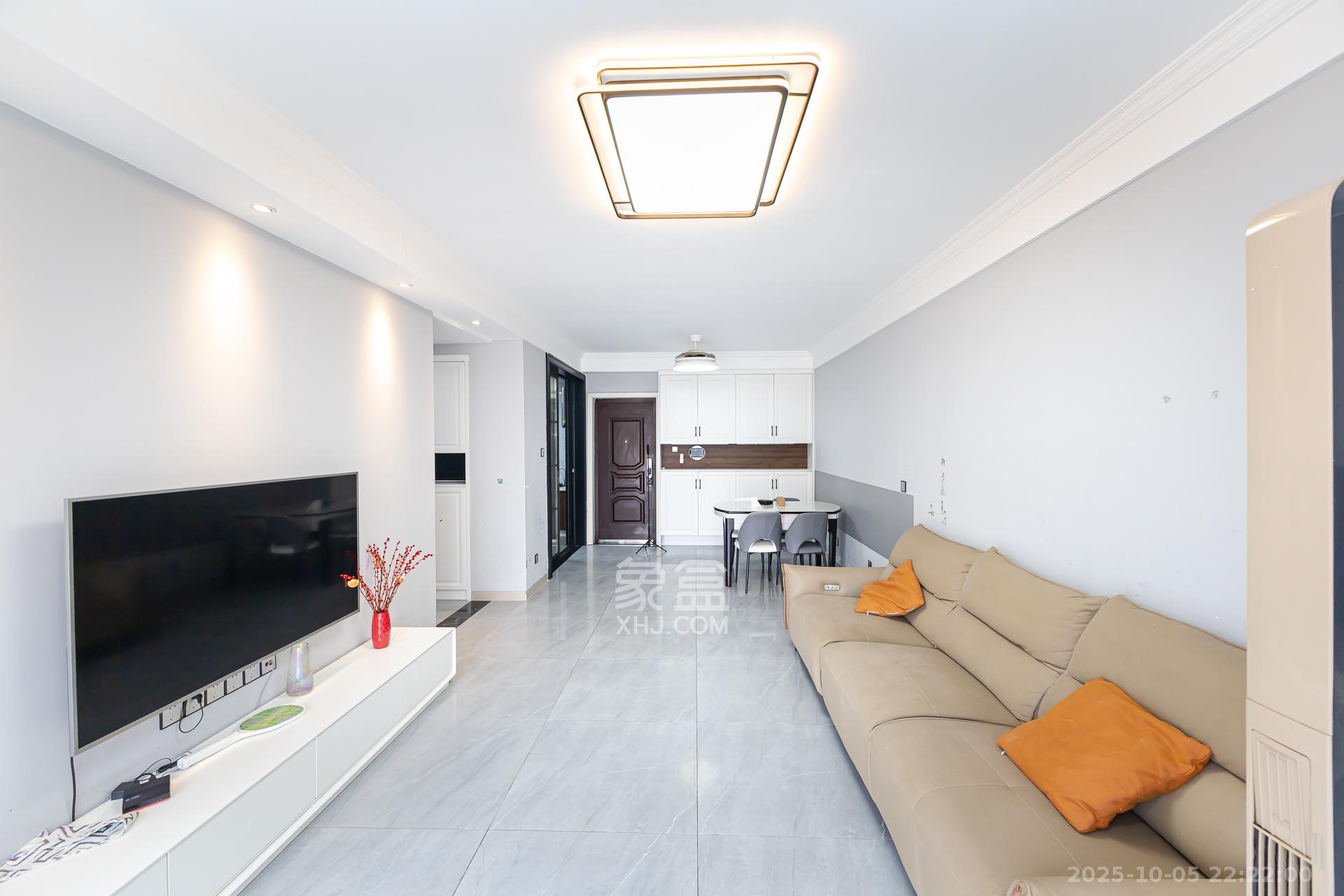 龙湖璟宸原著（龙湖紫宸）  3室2厅2卫    79.8万客厅