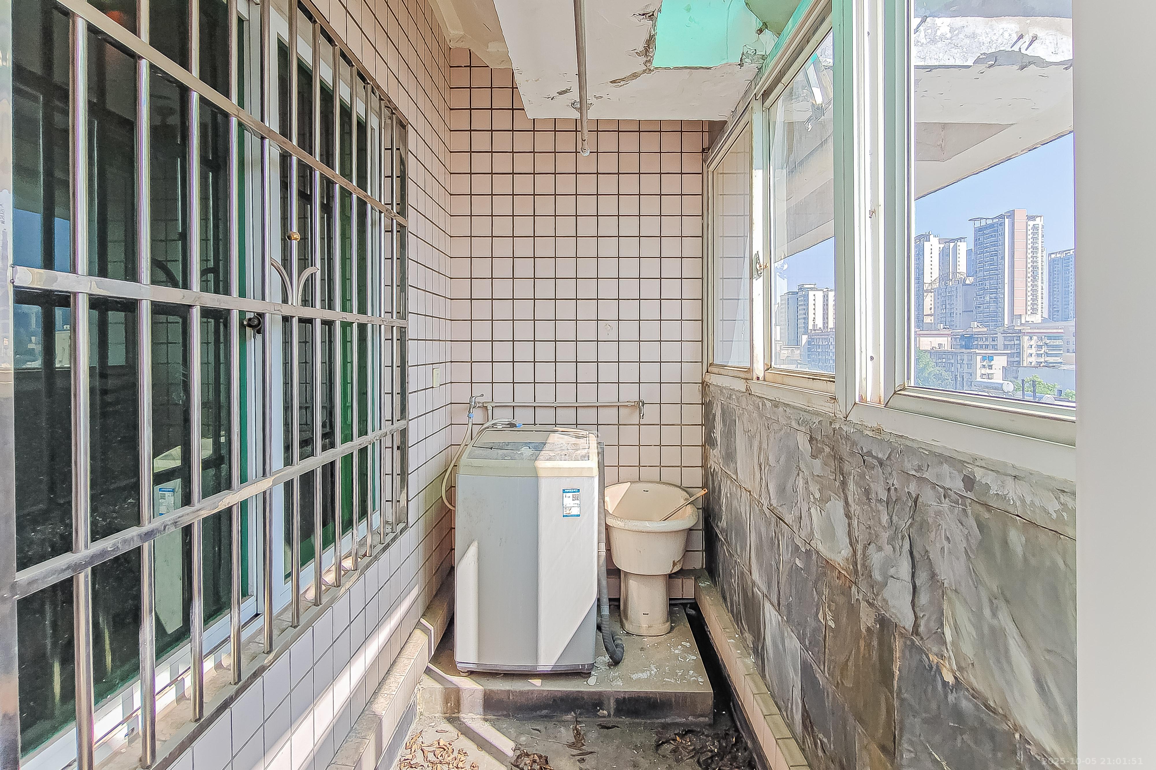 明媚星城 5室2厅2卫 150.0万 明媚星城 5室2厅2卫 150.0万阳台