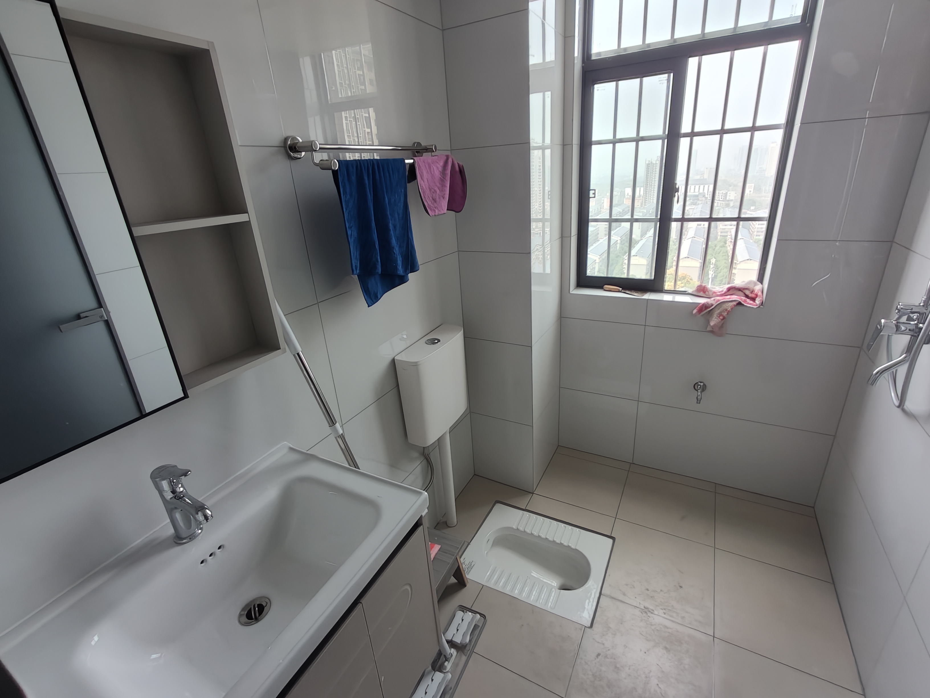 互助小区电梯房  2室1厅1卫    2000.0元/月室内图