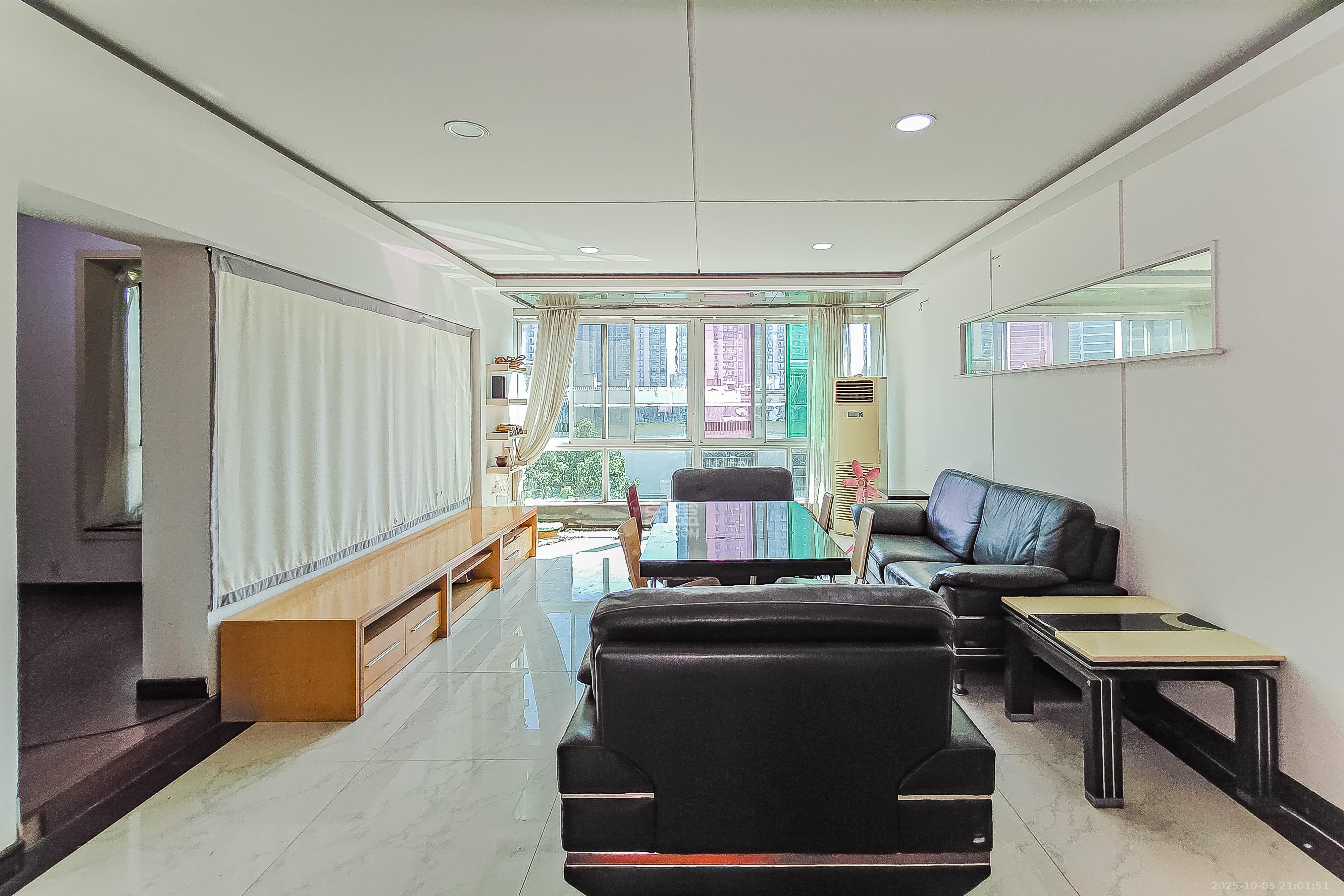 明媚星城 5室2厅2卫 150.0万 明媚星城 5室2厅2卫 150.0万客厅