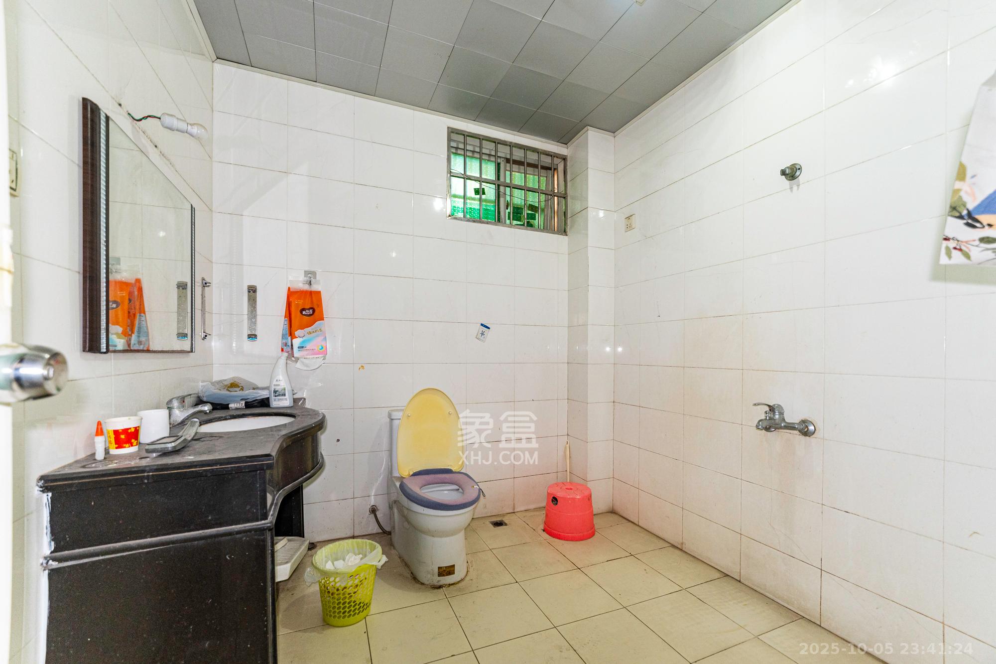 中南汽车世界 3室2厅2卫 32.0万 中南汽车世界 3室2厅2卫 32.0万卫生间