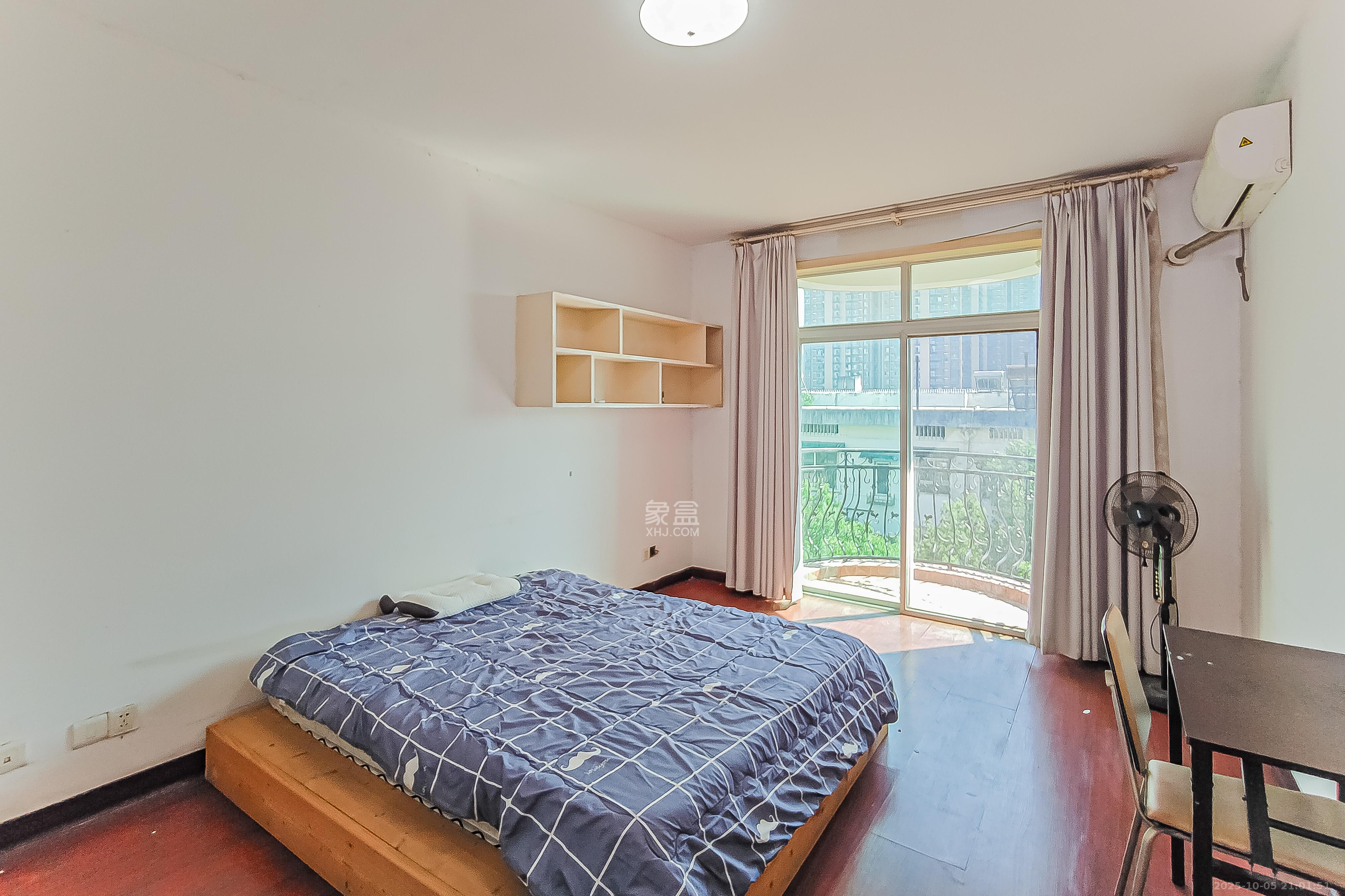 明媚星城 5室2厅2卫 150.0万 明媚星城 5室2厅2卫 150.0万卧室