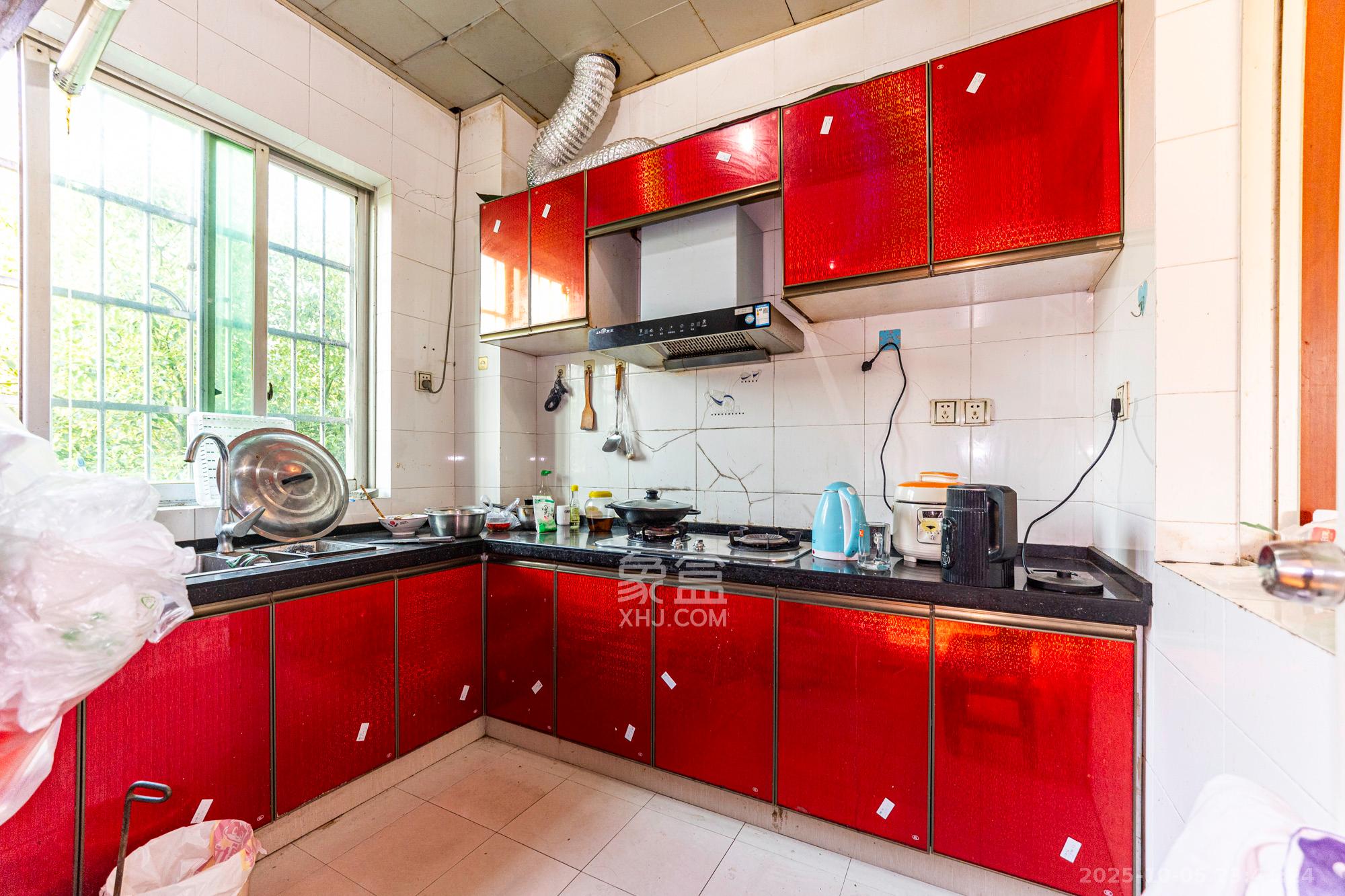 中南汽车世界 3室2厅2卫 32.0万 中南汽车世界 3室2厅2卫 32.0万厨房