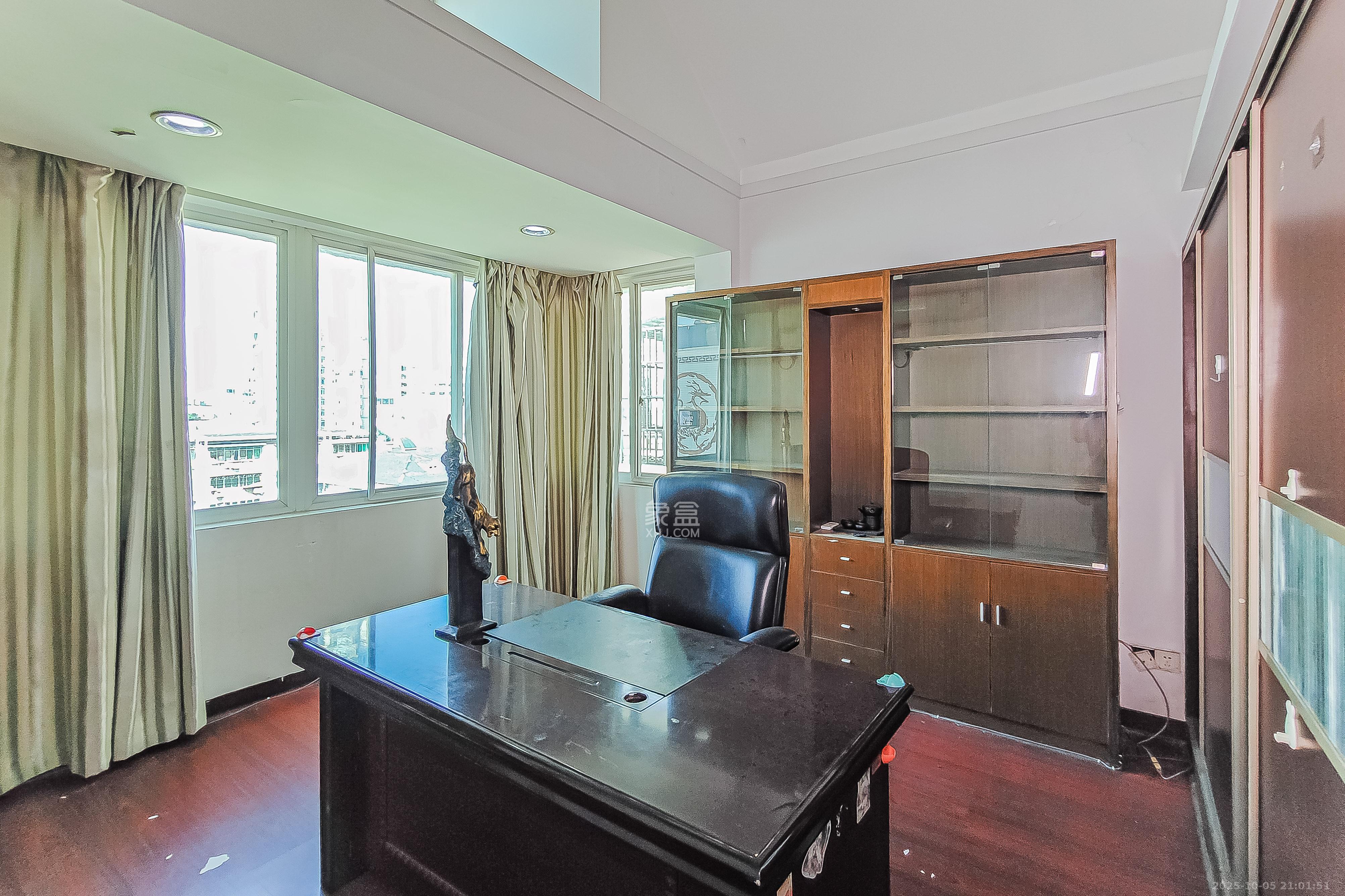 明媚星城  5室2厅2卫    150.0万卧室