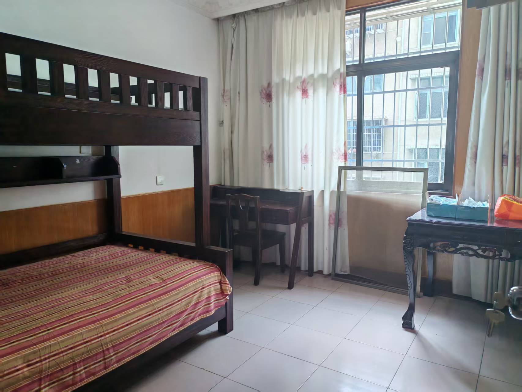 交警一大队家属区  3室2厅2卫    1100.0元/月