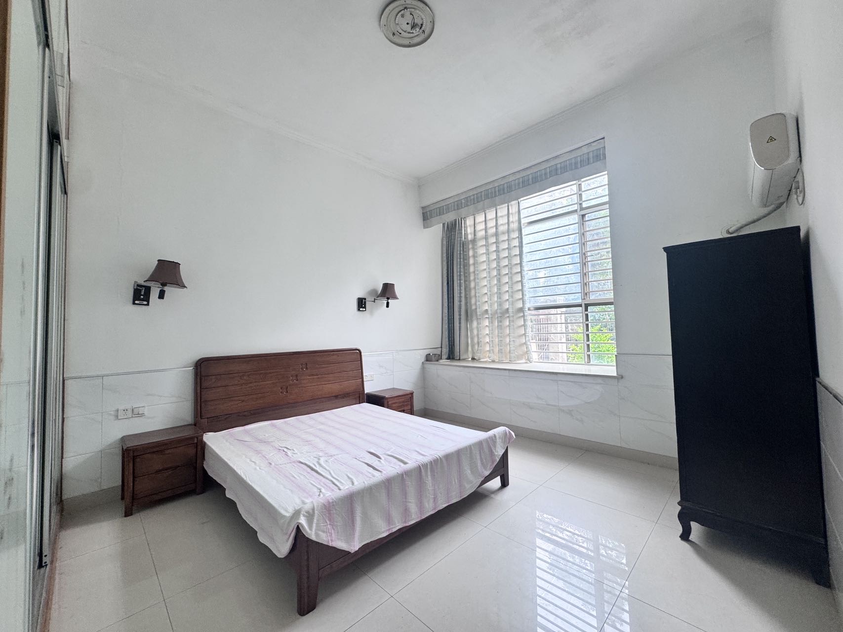 佳宁娜小区(梓山湖小区) 3室2厅2卫 1600.0元/月 佳宁娜小区(梓山湖小区) 3室2厅2卫 1600.0元/月室内图