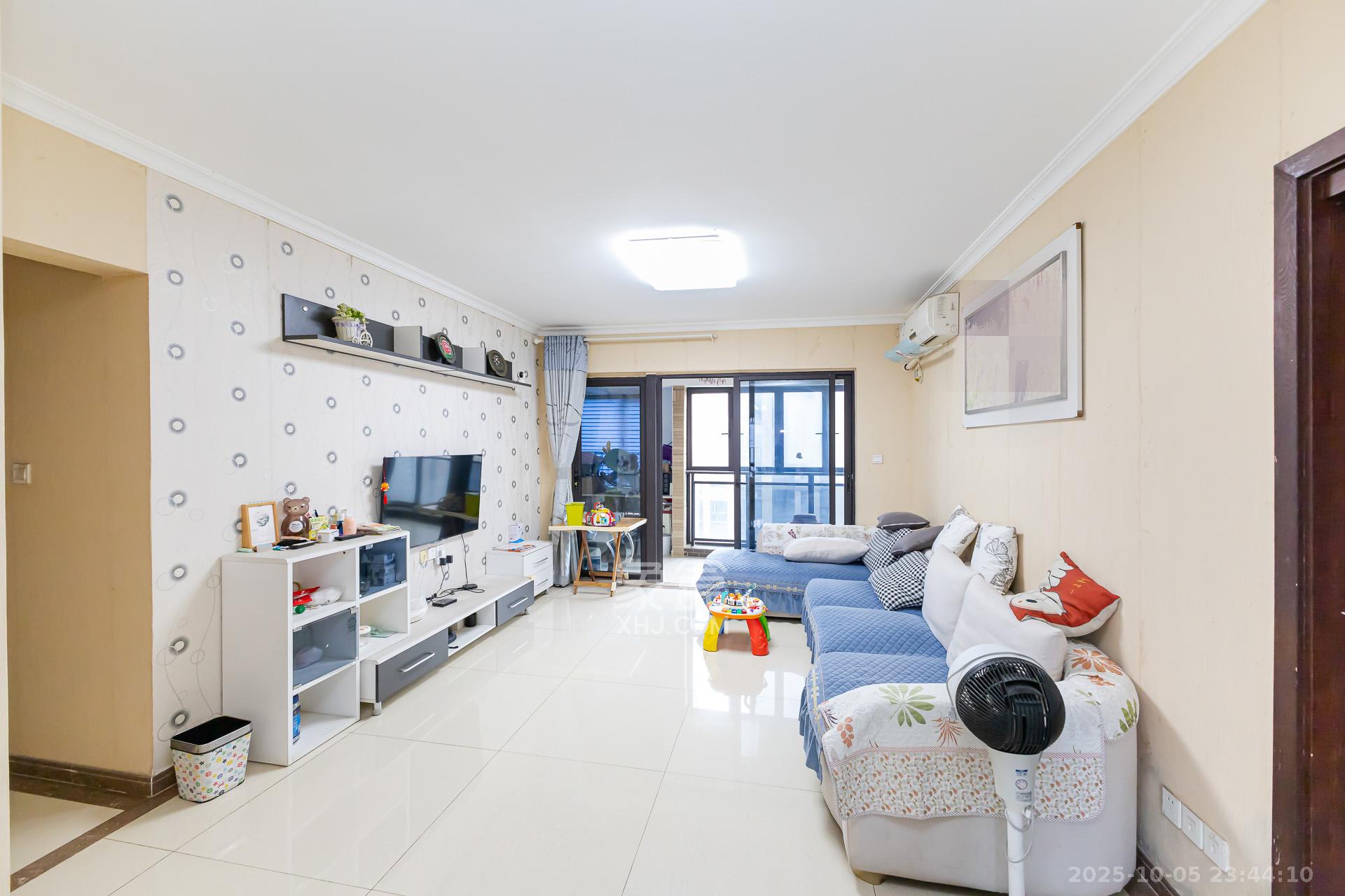 时代倾城一期 3室2厅2卫 82.8万 时代倾城一期 3室2厅2卫 82.8万客厅