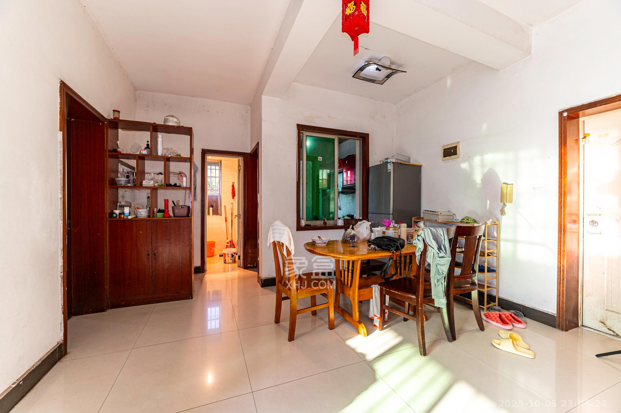 中南汽车世界 3室2厅2卫 32.0万 中南汽车世界 3室2厅2卫 32.0万客厅