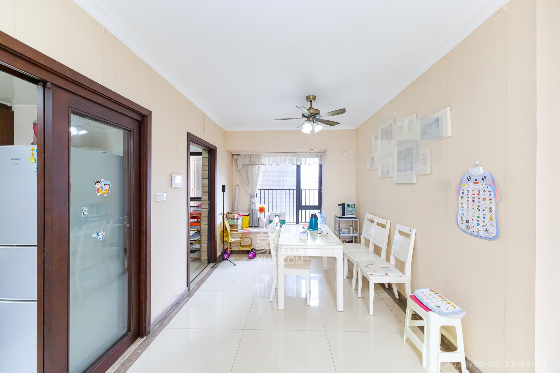 时代倾城一期 3室2厅2卫 82.8万 时代倾城一期 3室2厅2卫 82.8万客厅