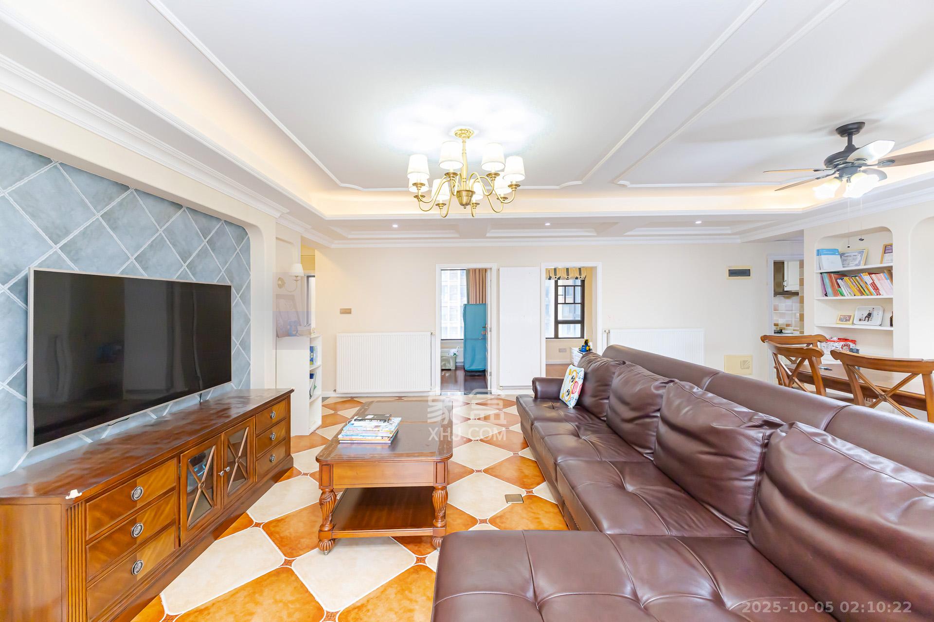 龙湖湘风原著(龙湖湘风星城) 4室2厅2卫 123.0万 龙湖湘风原著(龙湖湘风星城) 4室2厅2卫 123.0万客厅