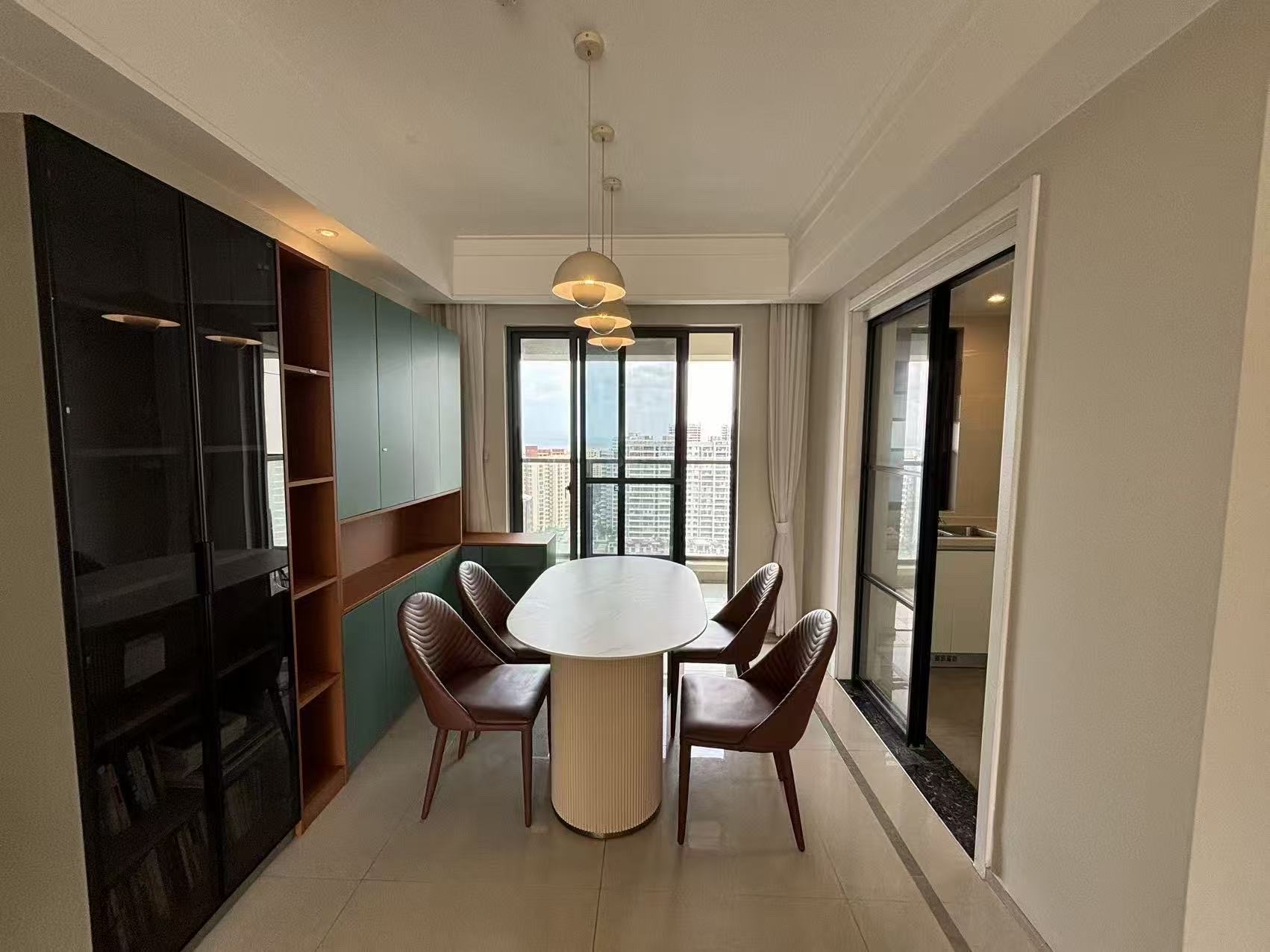 大华锦绣海岸四期  3室2厅2卫    180.0万 大华锦绣海岸四期  3室2厅2卫    180.0万客厅