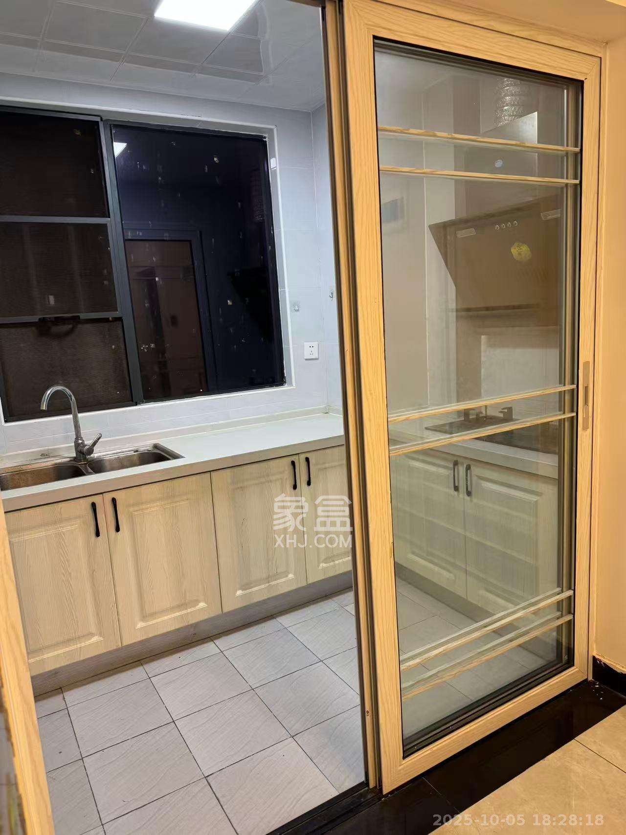 振业城三期  3室2厅1卫    2700.0元/月 振业城三期  3室2厅1卫    2700.0元/月室内图1