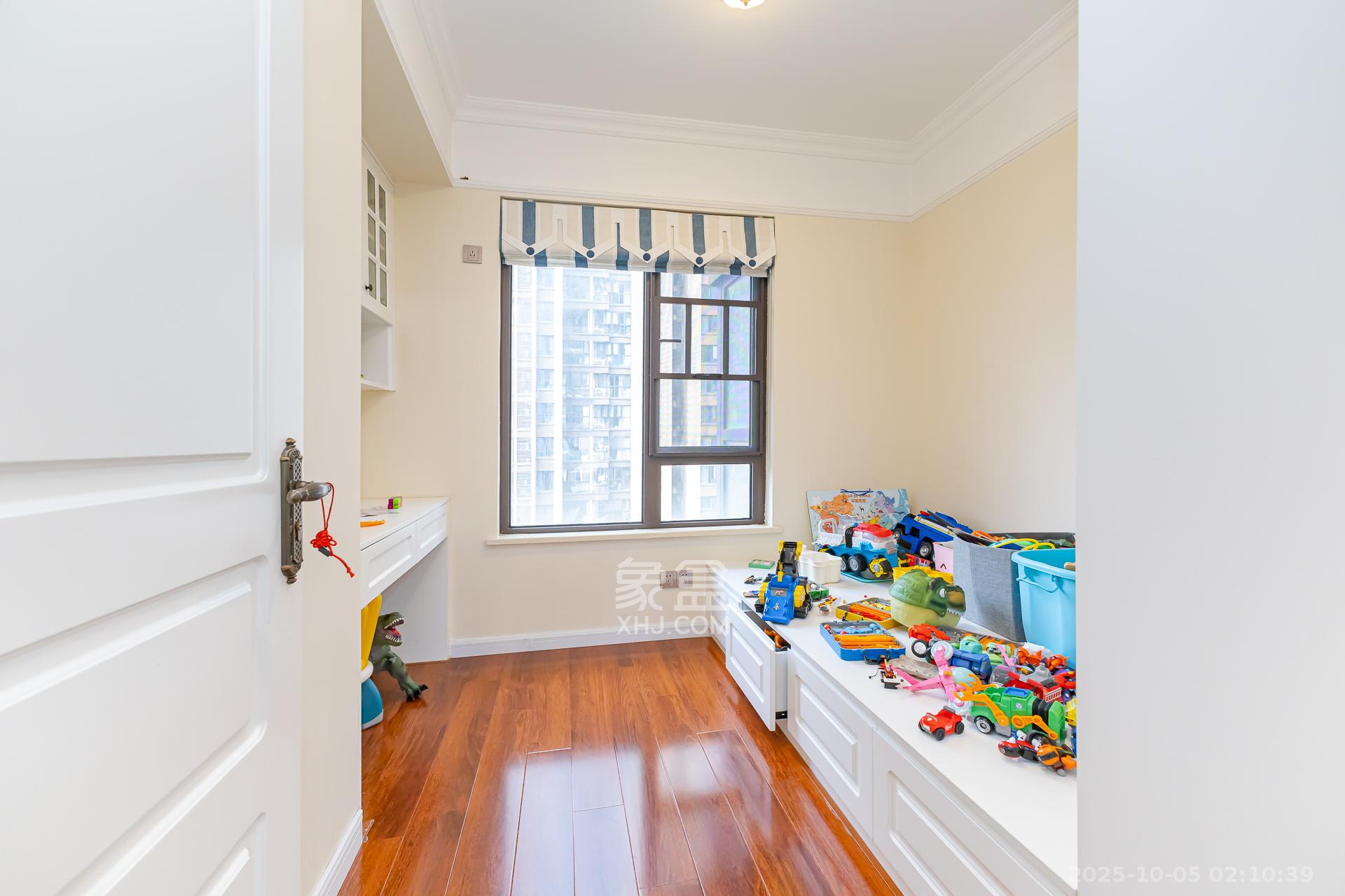 龙湖湘风原著（龙湖湘风星城）  4室2厅2卫    123.0万卧室