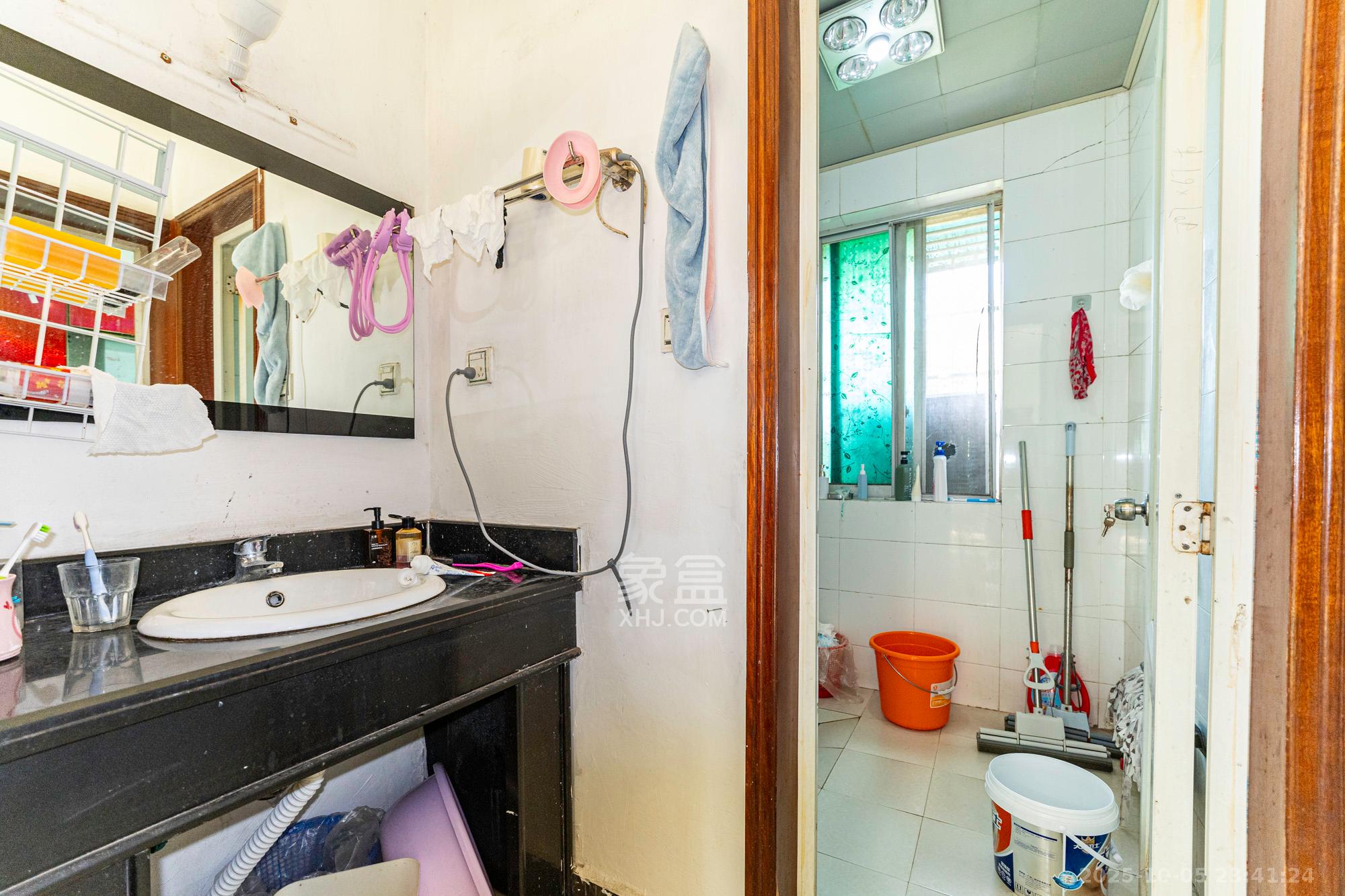 中南汽车世界 3室2厅2卫 32.0万 中南汽车世界 3室2厅2卫 32.0万卫生间