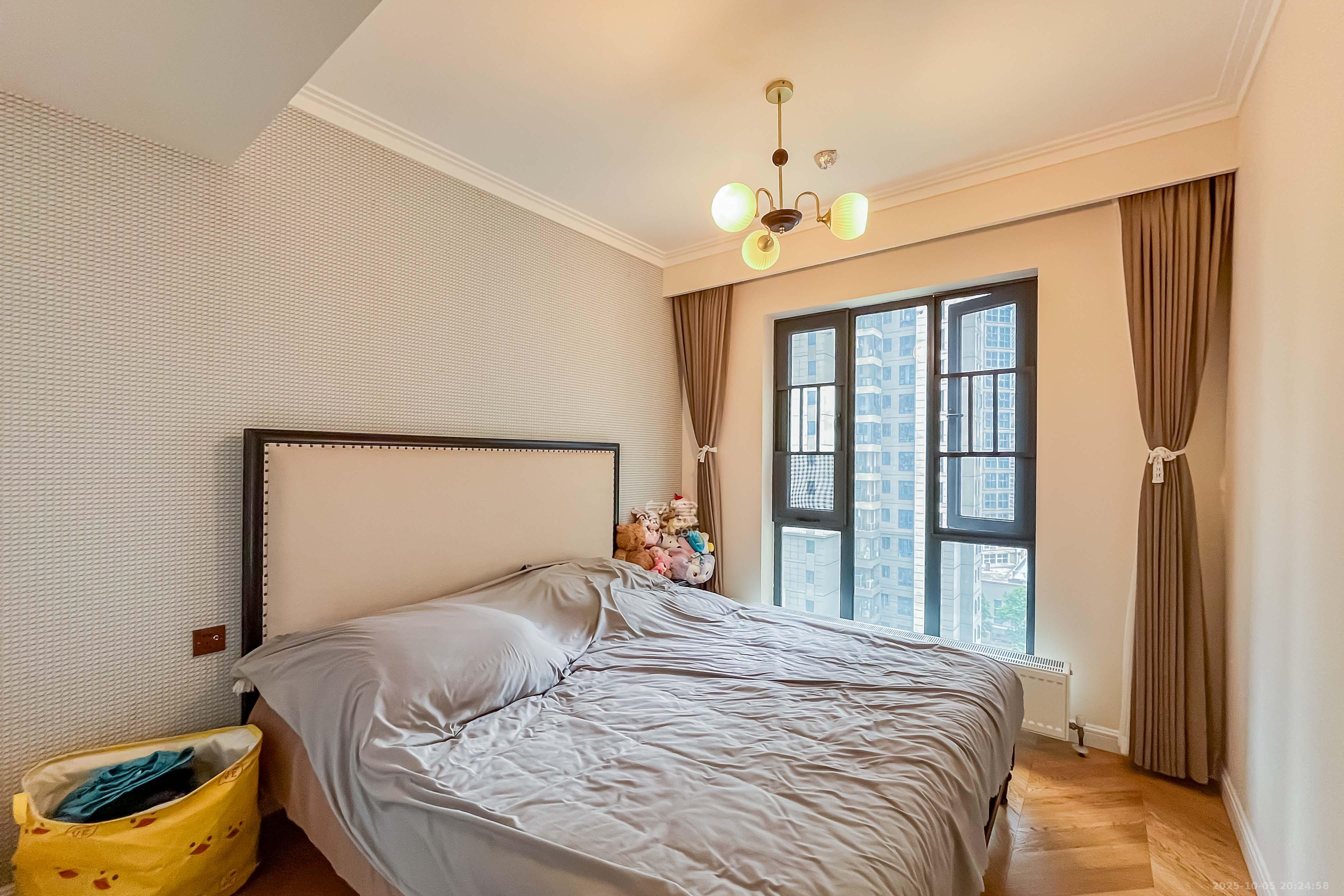 绿地长沙城际空间站（绿地新里佳苑）  4室2厅2卫    163.0万卧室